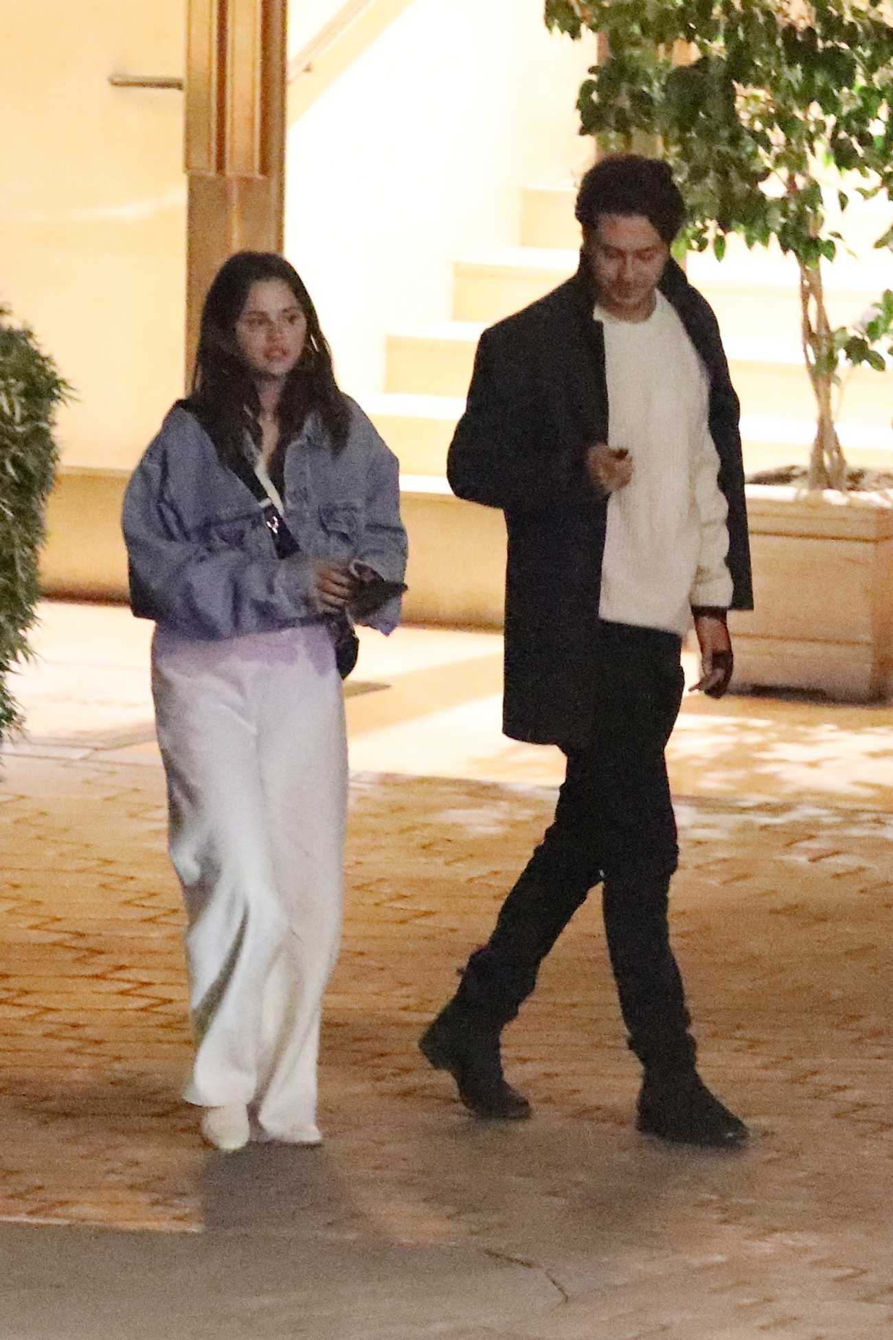 Selena_Gomez_-_Enjoying_a_night_out_at_the_Sunset_Tower_in_West_Hollywood_July_42C_202205.jpg