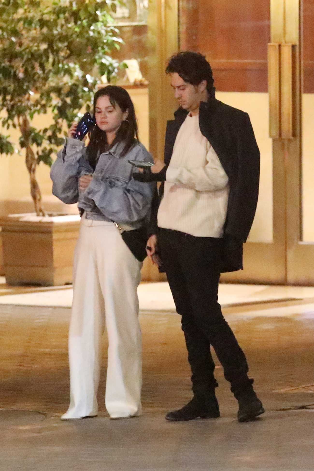 Selena_Gomez_-_Enjoying_a_night_out_at_the_Sunset_Tower_in_West_Hollywood_July_42C_202210.jpg