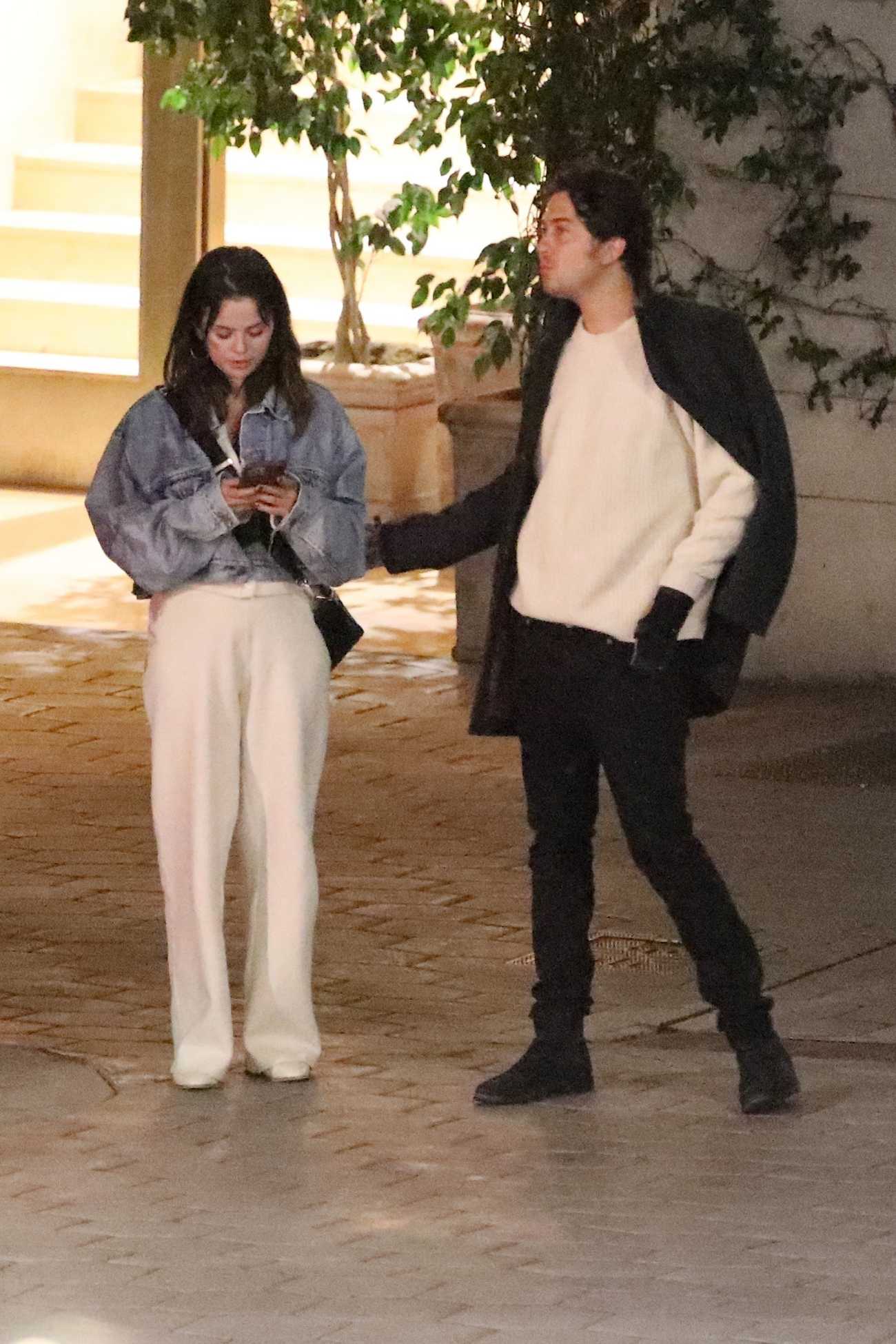 Selena_Gomez_-_Enjoying_a_night_out_at_the_Sunset_Tower_in_West_Hollywood_July_42C_202213.jpg