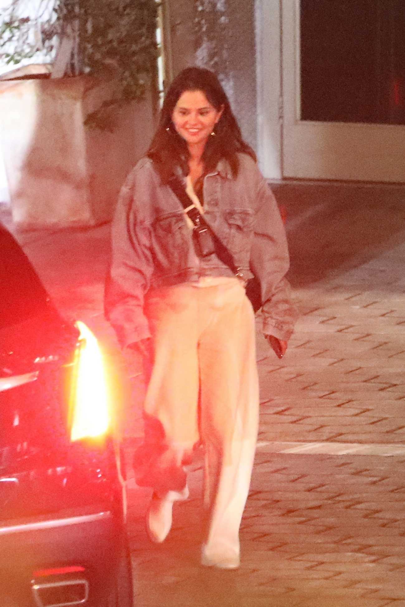 Selena_Gomez_-_Enjoying_a_night_out_at_the_Sunset_Tower_in_West_Hollywood_July_42C_202222.jpg