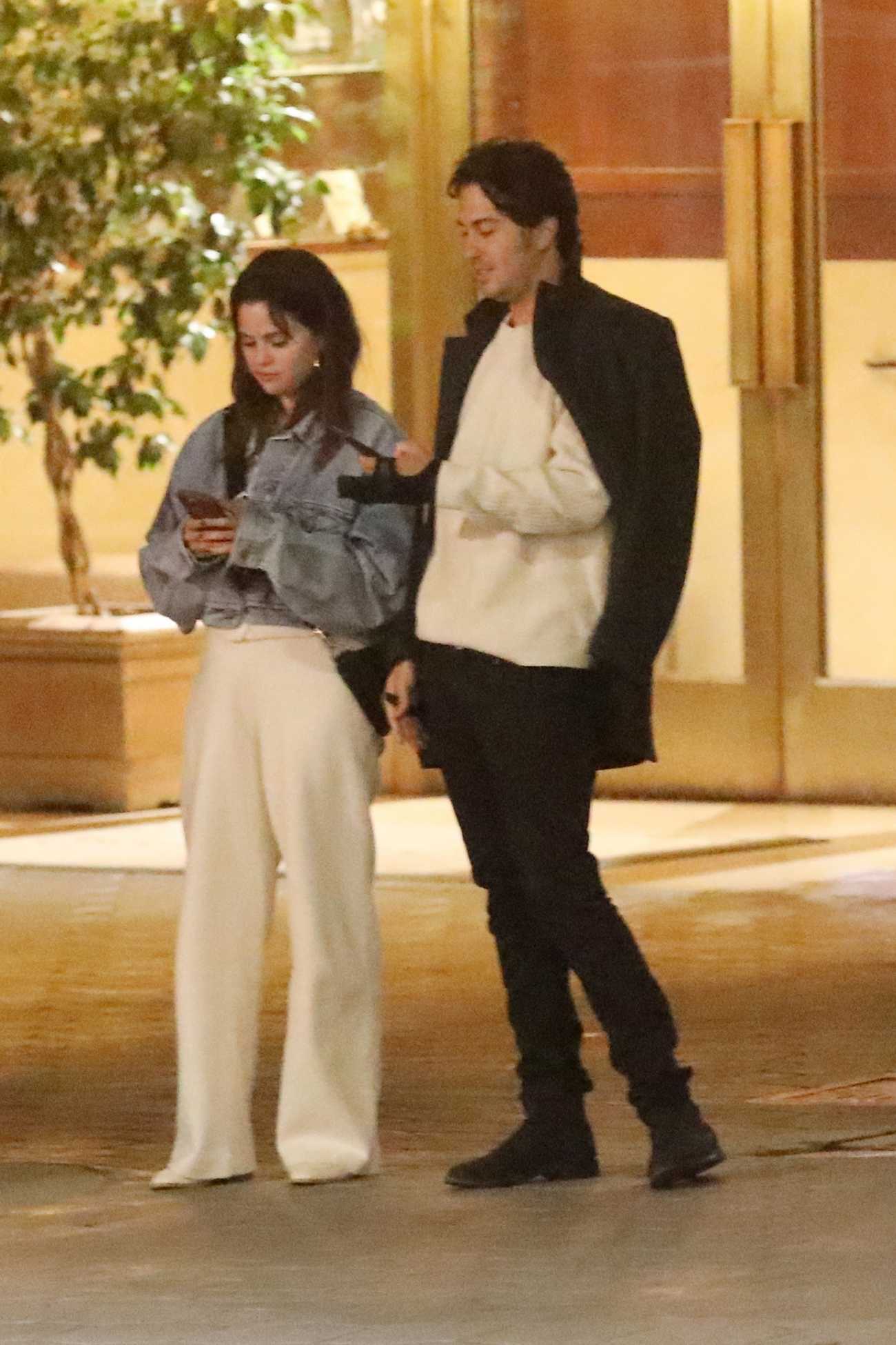 Selena_Gomez_-_Enjoying_a_night_out_at_the_Sunset_Tower_in_West_Hollywood_July_42C_202228.jpg