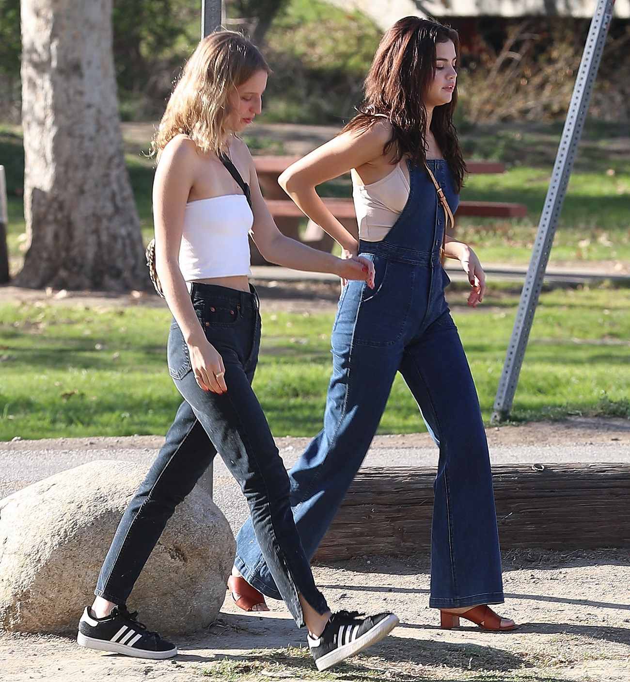 Selena_Gomez_-_Enjoys_a_day_at_the_park_with_friends_in_Los_Angeles_-_February_200001.jpg
