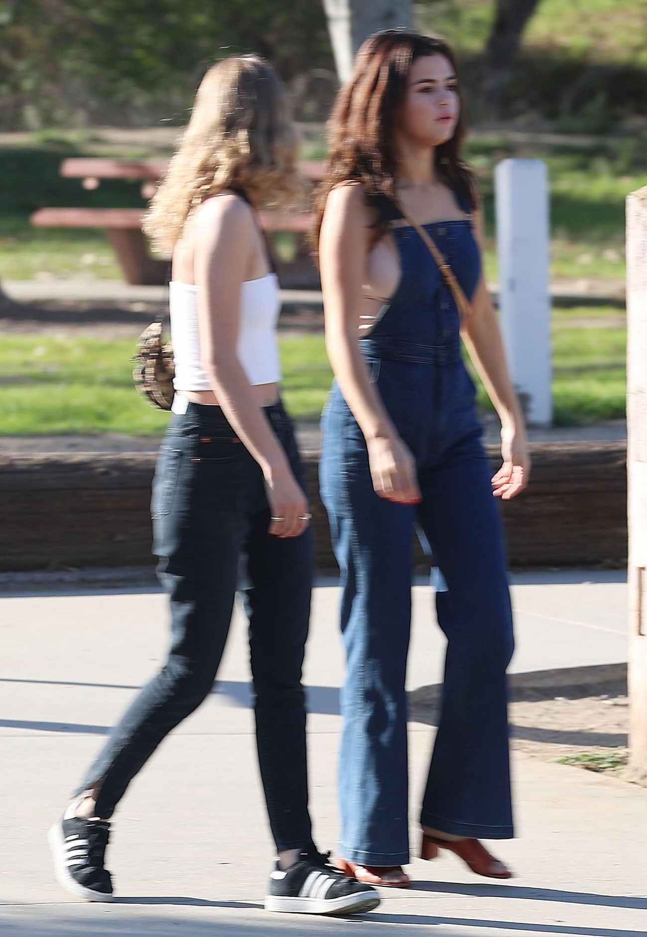 Selena_Gomez_-_Enjoys_a_day_at_the_park_with_friends_in_Los_Angeles_-_February_200005.jpg