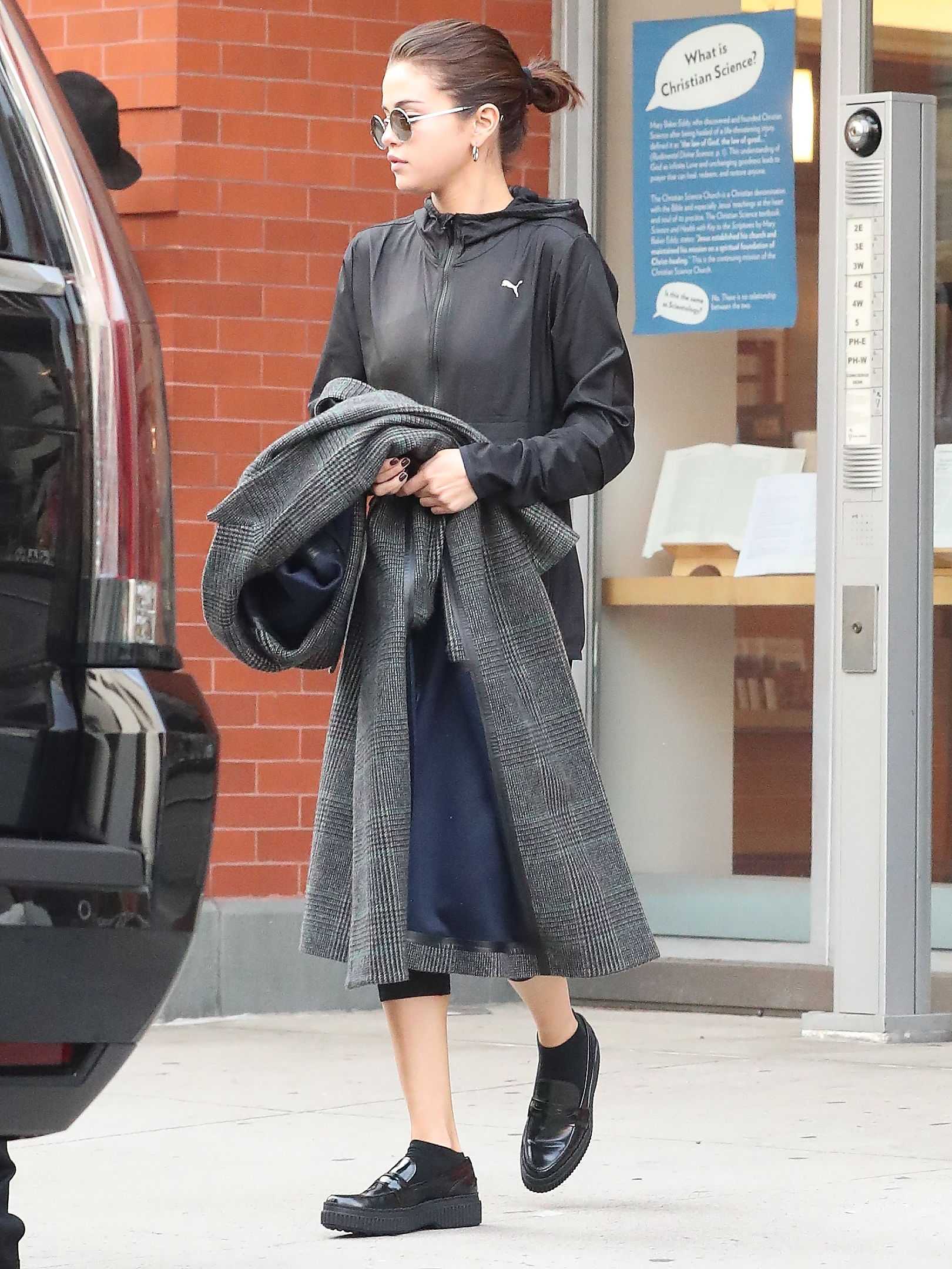 Selena_Gomez_-_Exits_a_SoulCycle_class_in_NYC_on_September_12-02.jpg