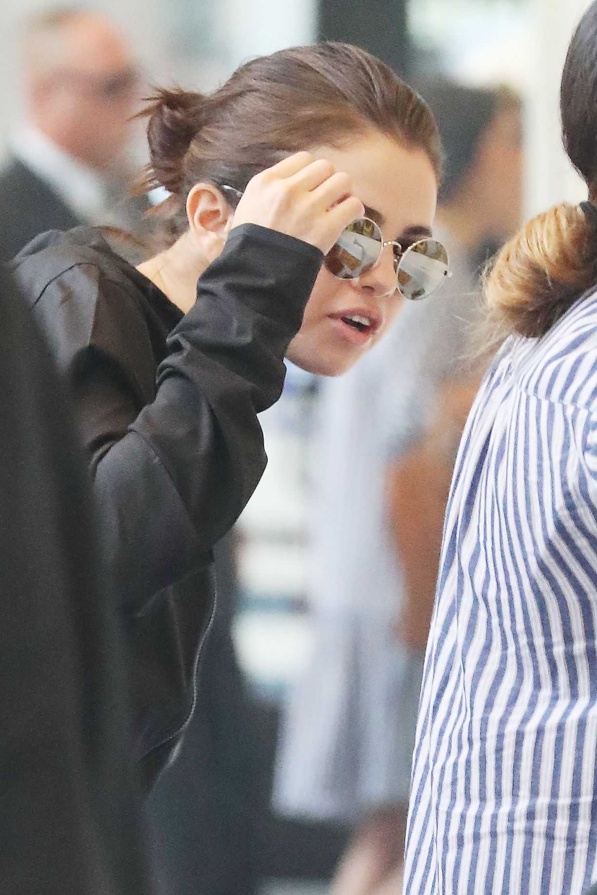 Selena_Gomez_-_Exits_a_SoulCycle_class_in_NYC_on_September_12-04.jpg