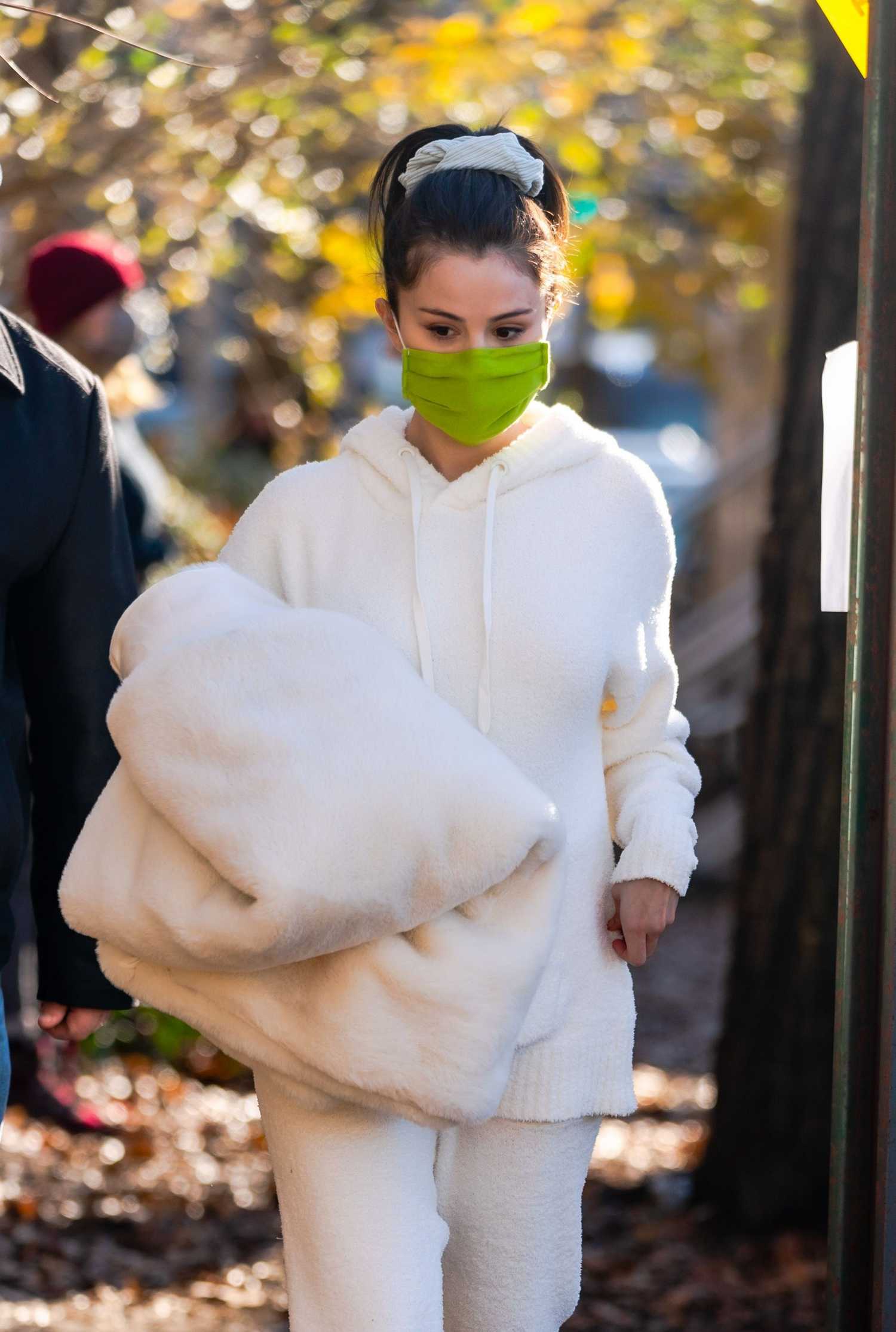 Selena_Gomez_-_Filming_Only_Murders_In_The_Building_in_New_York_City_28December_72C_202029-03.jpg