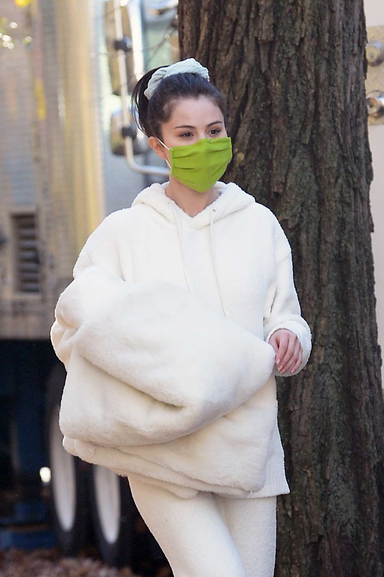 Selena_Gomez_-_Filming_Only_Murders_In_The_Building_in_New_York_City_28December_72C_202029-04.jpg