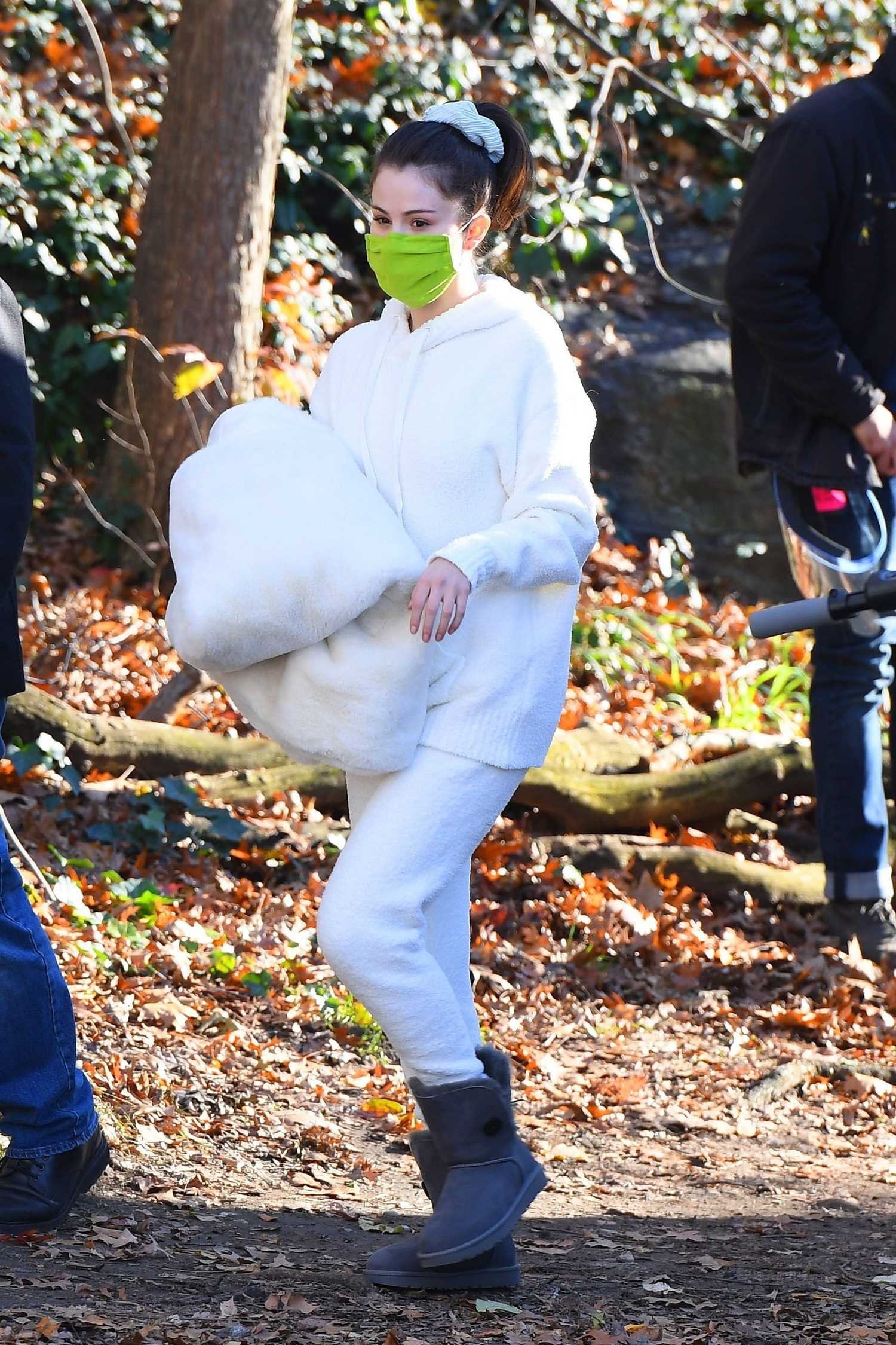 Selena_Gomez_-_Filming_Only_Murders_In_The_Building_in_New_York_City_28December_72C_202029-13.jpg