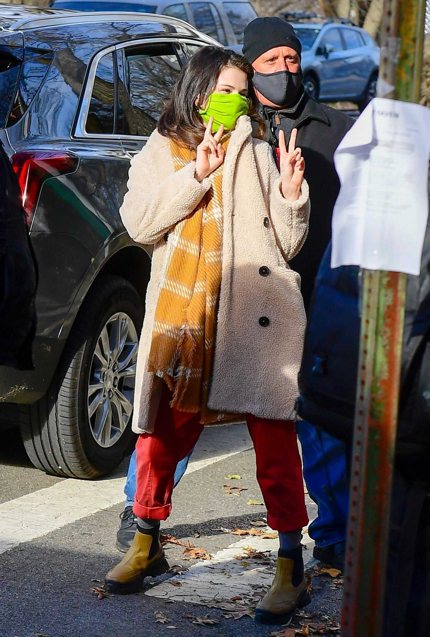 Selena_Gomez_-_Filming_Only_Murders_In_The_Building_in_New_York_City_28December_72C_202029-14.jpg