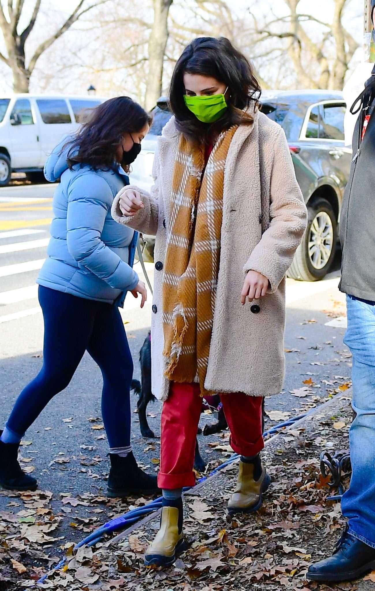 Selena_Gomez_-_Filming_Only_Murders_In_The_Building_in_New_York_City_28December_72C_202029-15.jpg