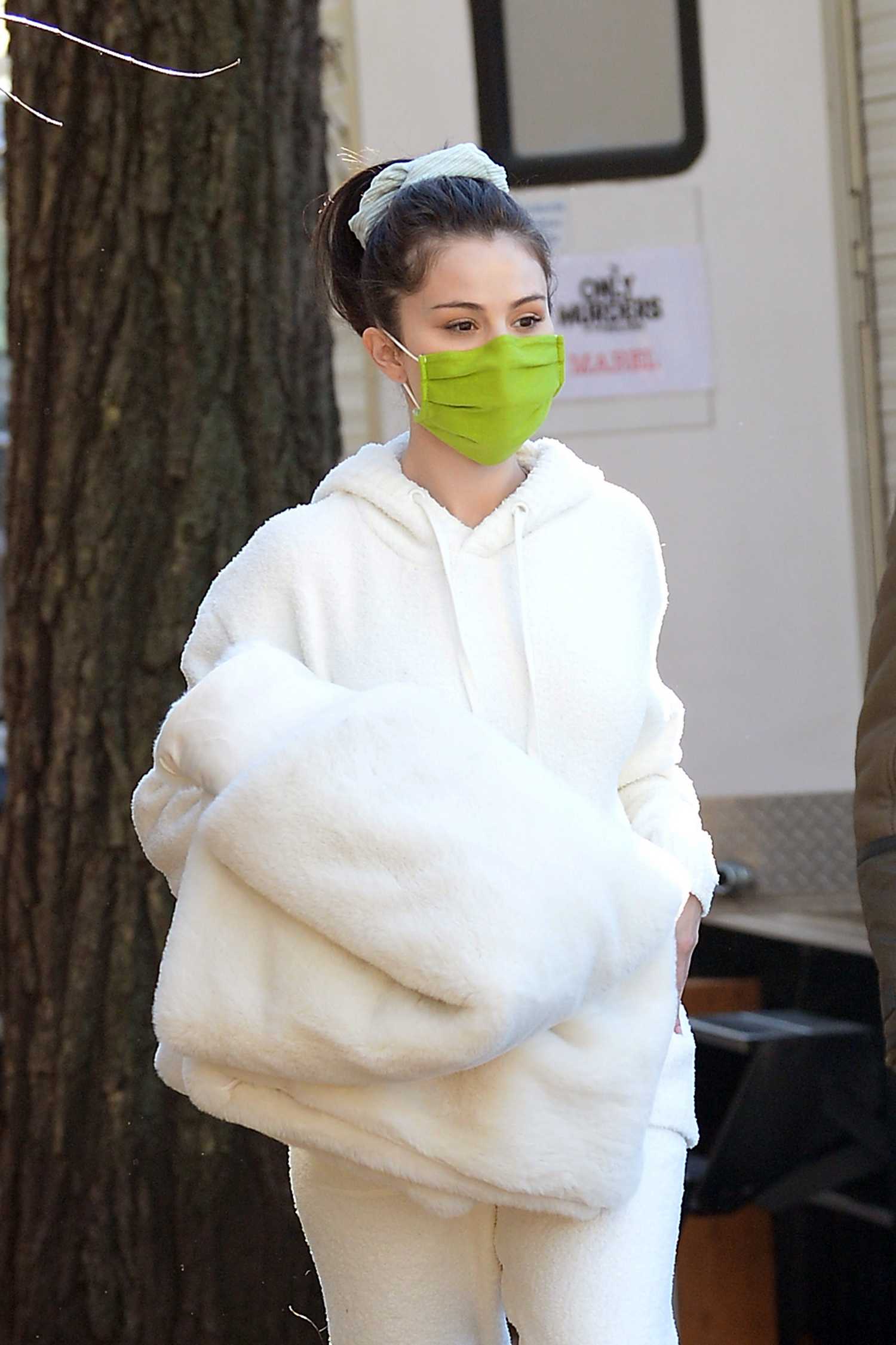 Selena_Gomez_-_Filming_Only_Murders_In_The_Building_in_New_York_City_28December_72C_202029-28.jpg