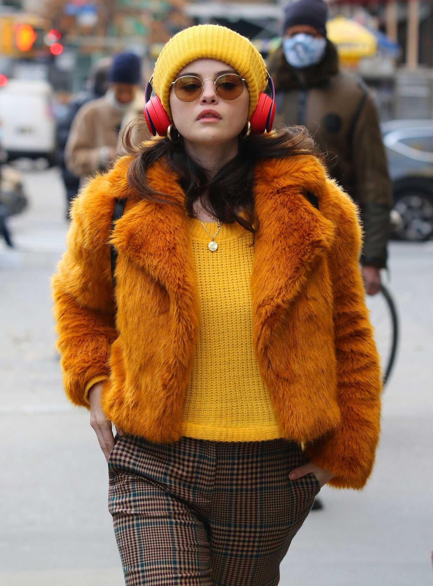 Selena_Gomez_-_Filming_Only_Murders_In_The_Building_in_New_York_City_28December_72C_202029-39.jpg