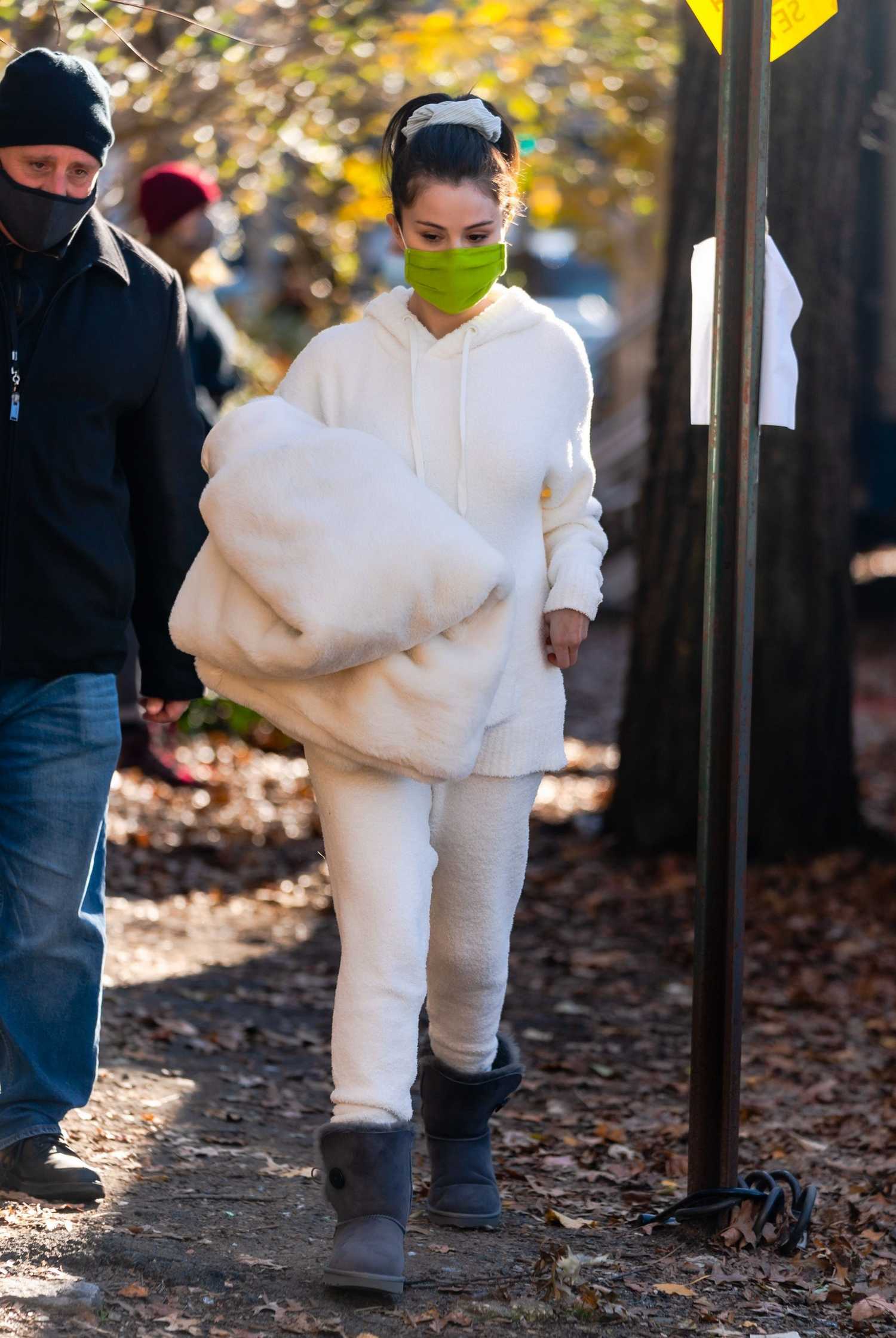 Selena_Gomez_-_Filming_Only_Murders_In_The_Building_in_New_York_City_28December_72C_202029-44.jpg
