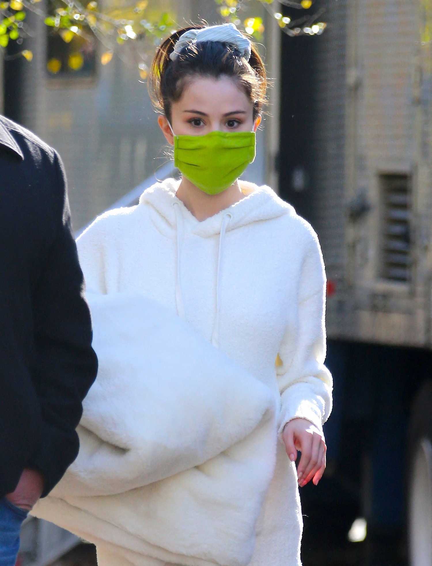 Selena_Gomez_-_Filming_Only_Murders_In_The_Building_in_New_York_City_28December_72C_202029-45.jpg