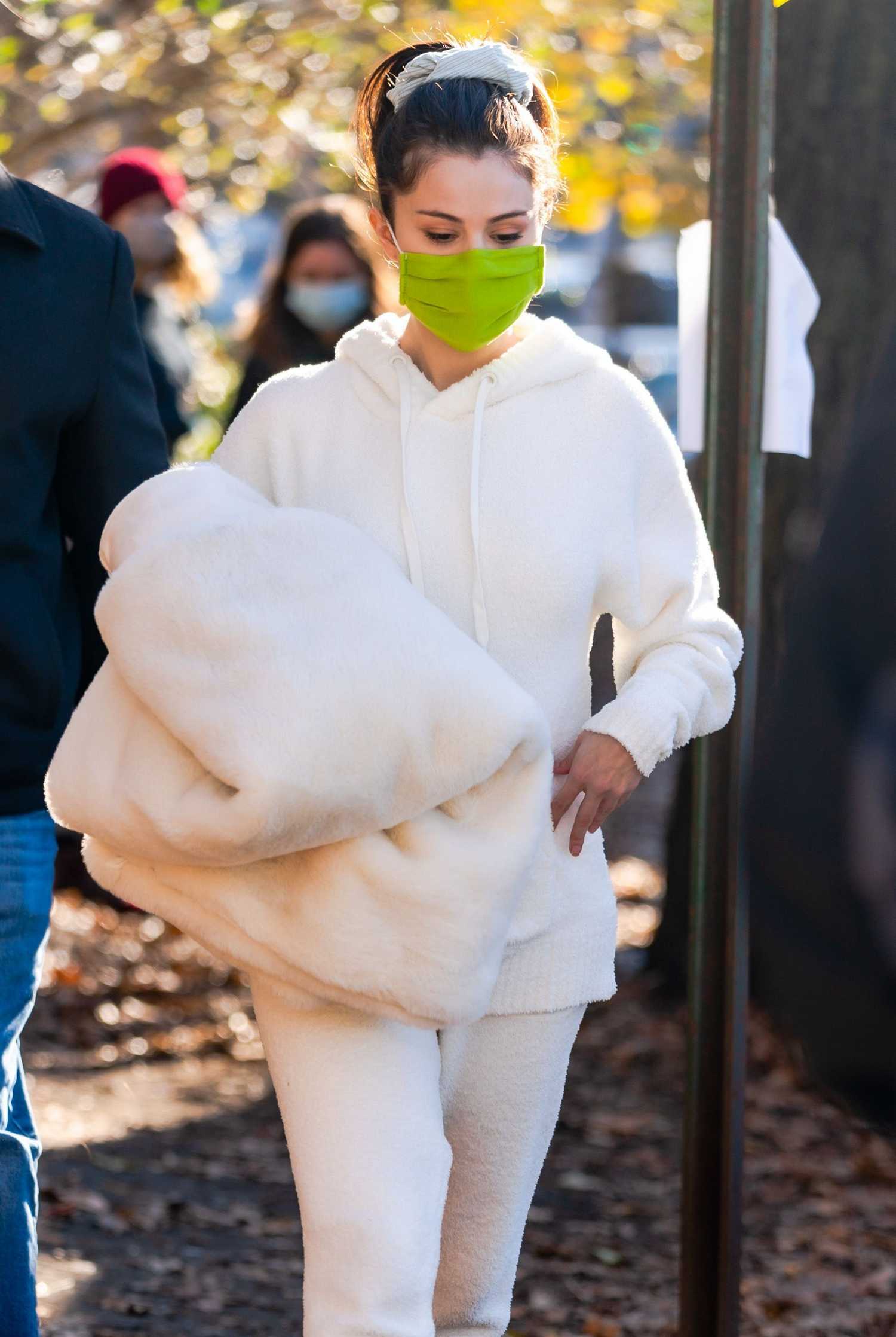 Selena_Gomez_-_Filming_Only_Murders_In_The_Building_in_New_York_City_28December_72C_202029-54.jpg