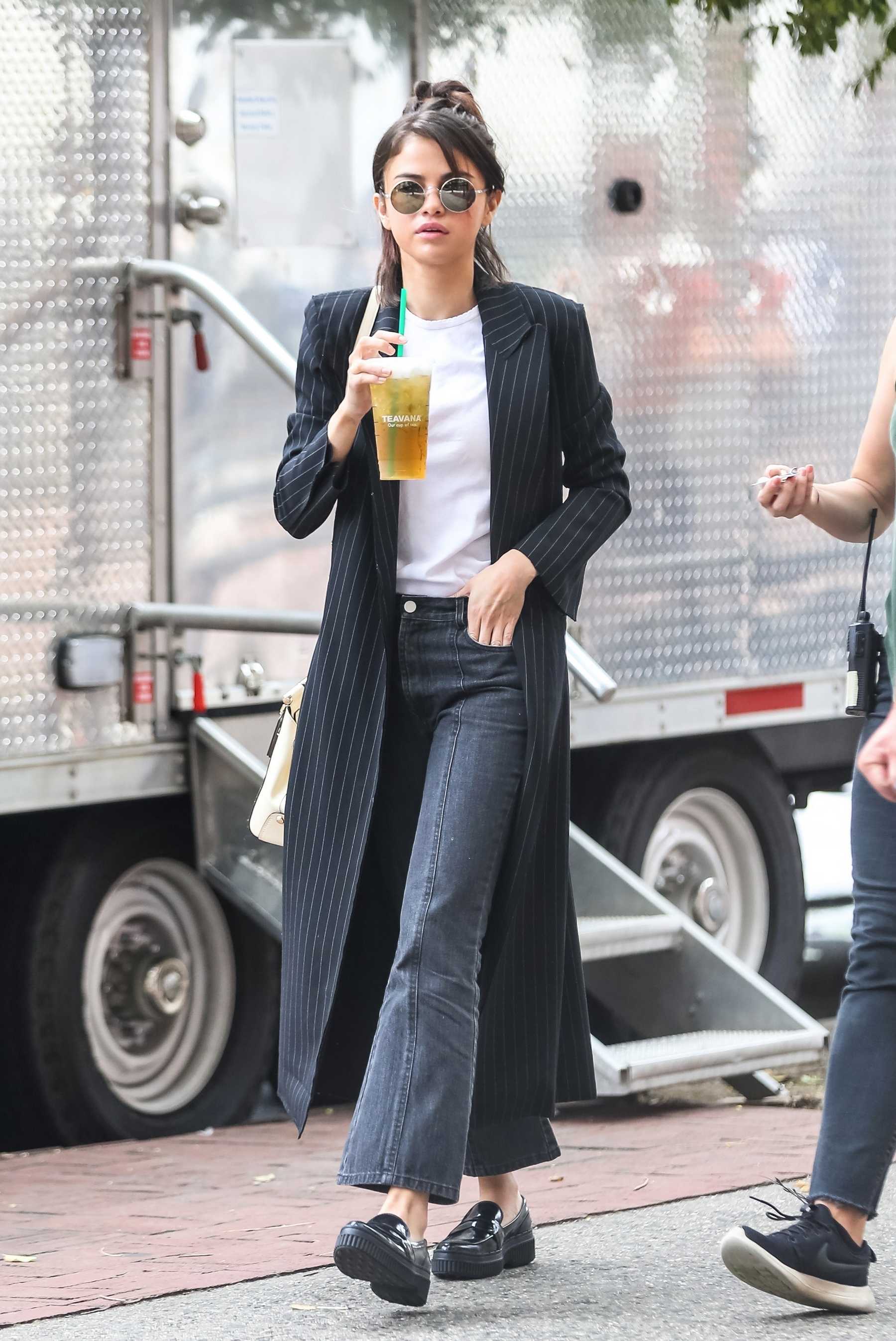 Selena_Gomez_-_Filming_Woody_Allen_film_in_NYC_on_September_21-04.jpg