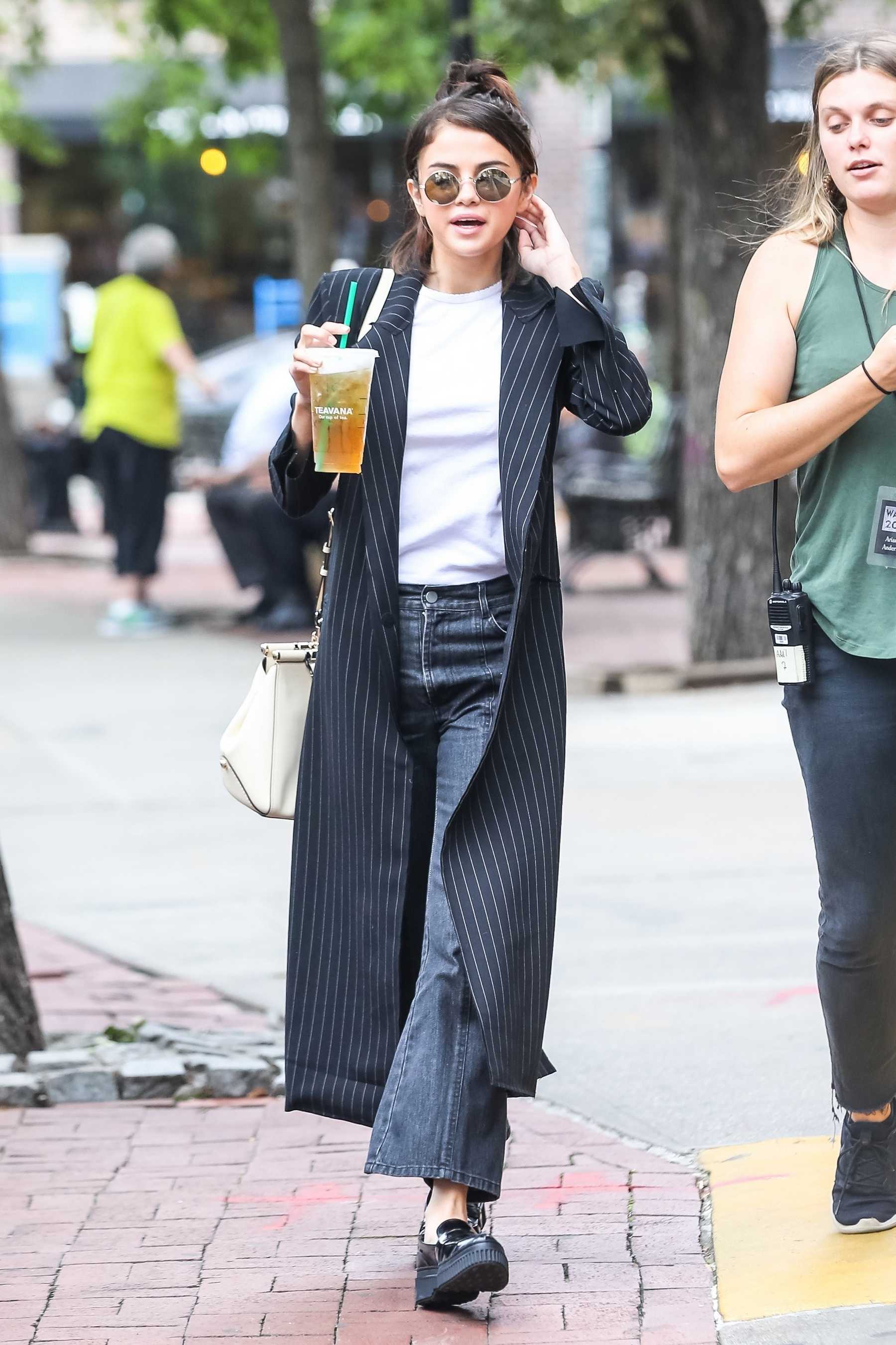 Selena_Gomez_-_Filming_Woody_Allen_film_in_NYC_on_September_21-07.jpg
