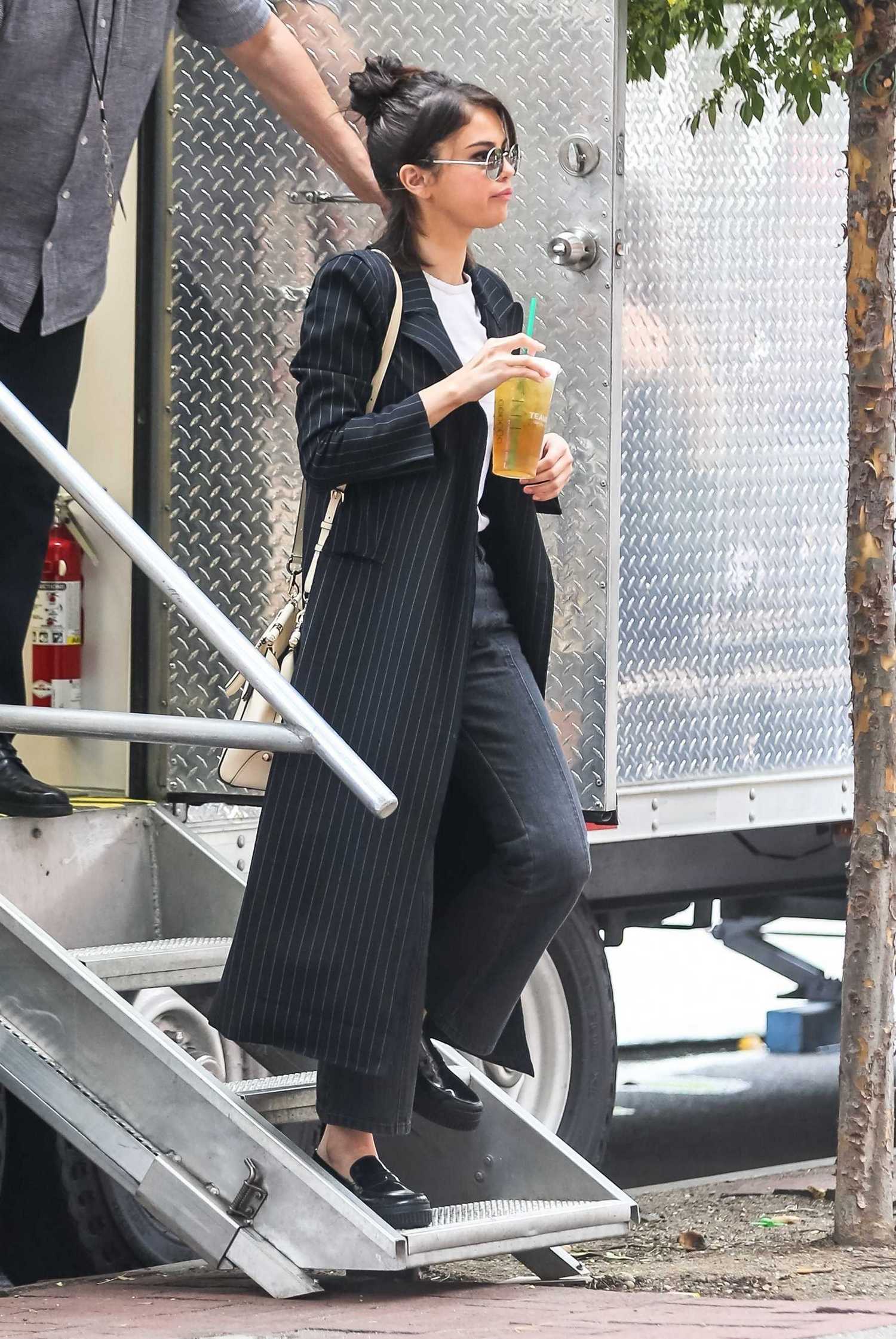 Selena_Gomez_-_Filming_Woody_Allen_film_in_NYC_on_September_21-08.jpg