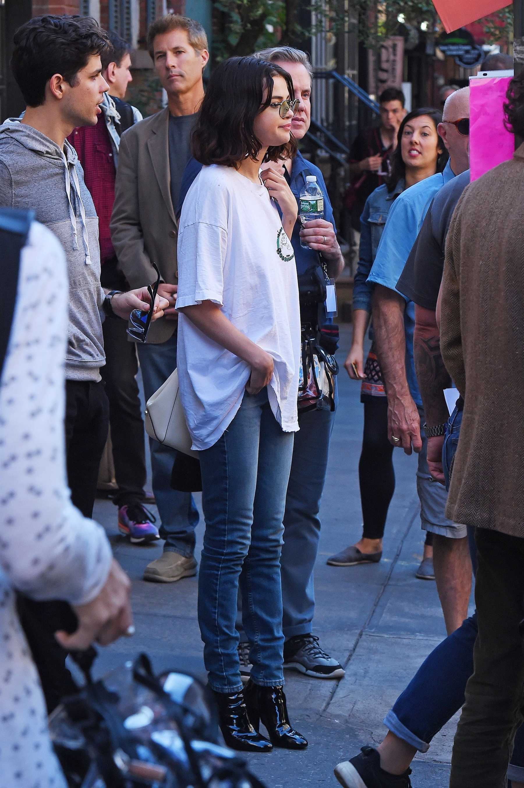 Selena_Gomez_-_Filming_Woody_Allen_film_in_NYC_on_September_22-13.jpg