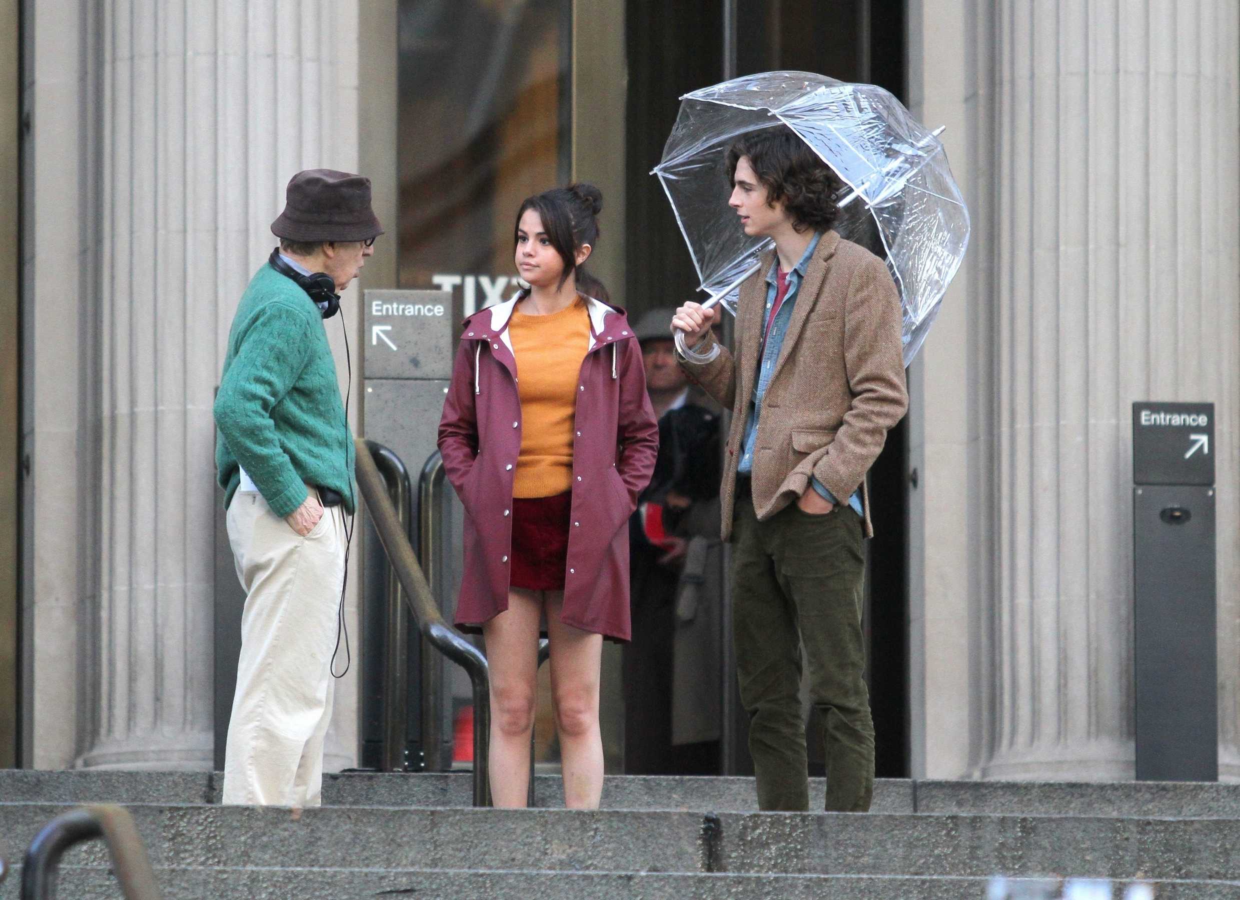 Selena_Gomez_-_Filming_Woody_Allen_in_NYC_on_October_3-22.jpg