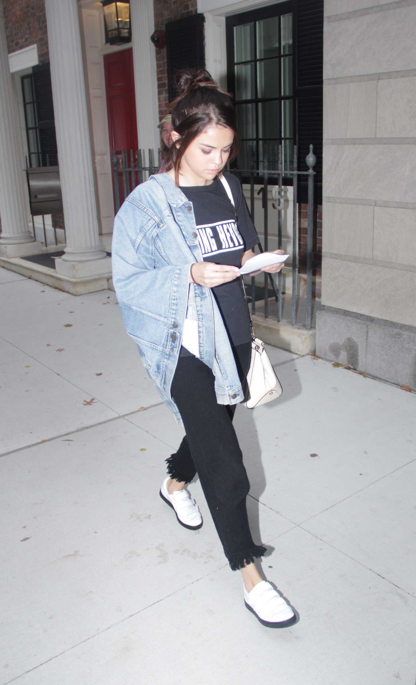 Selena_Gomez_-_Filming_Woody_Allen_movie_in_New_York_on_September_18-02.jpg