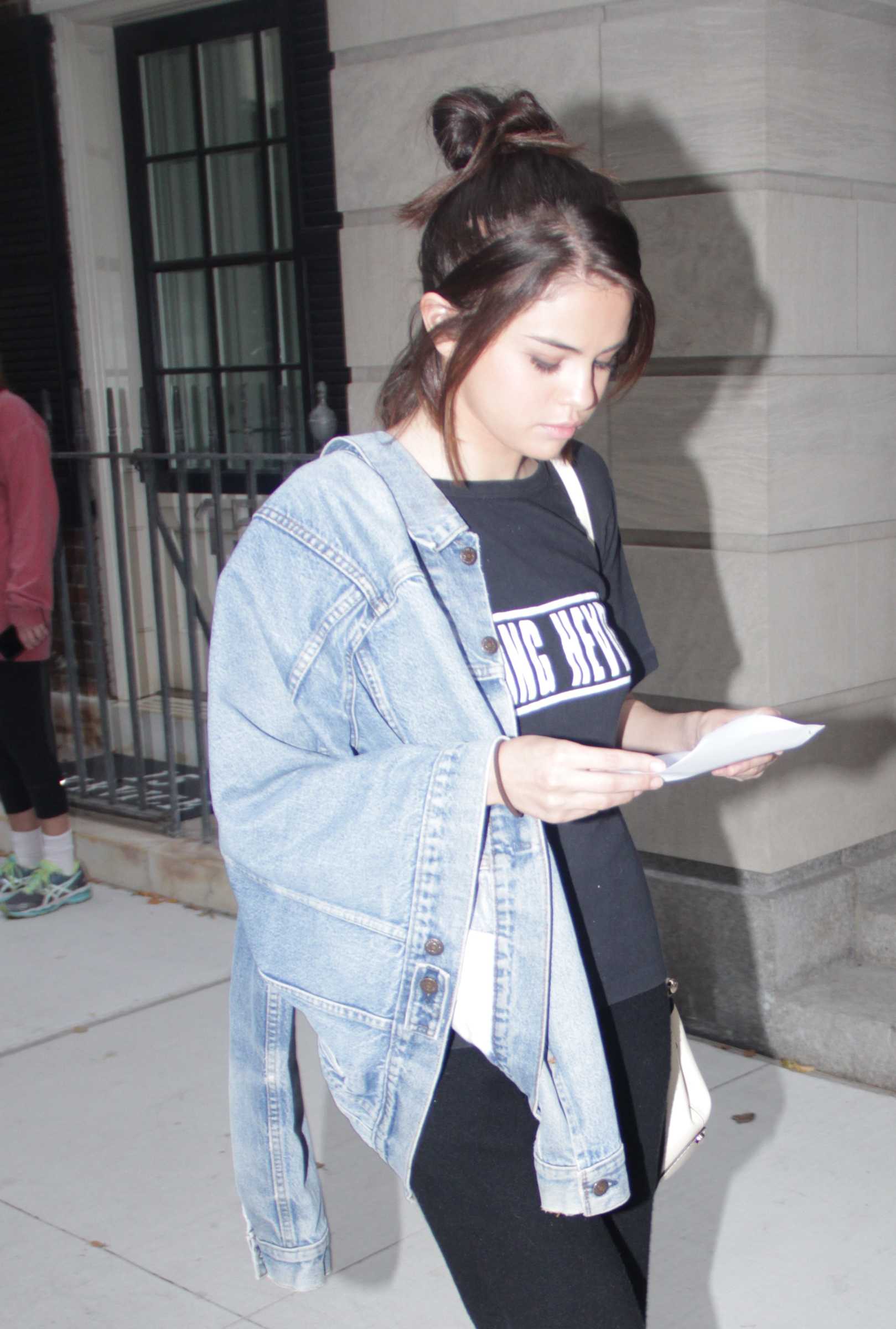 Selena_Gomez_-_Filming_Woody_Allen_movie_in_New_York_on_September_18-03.jpg