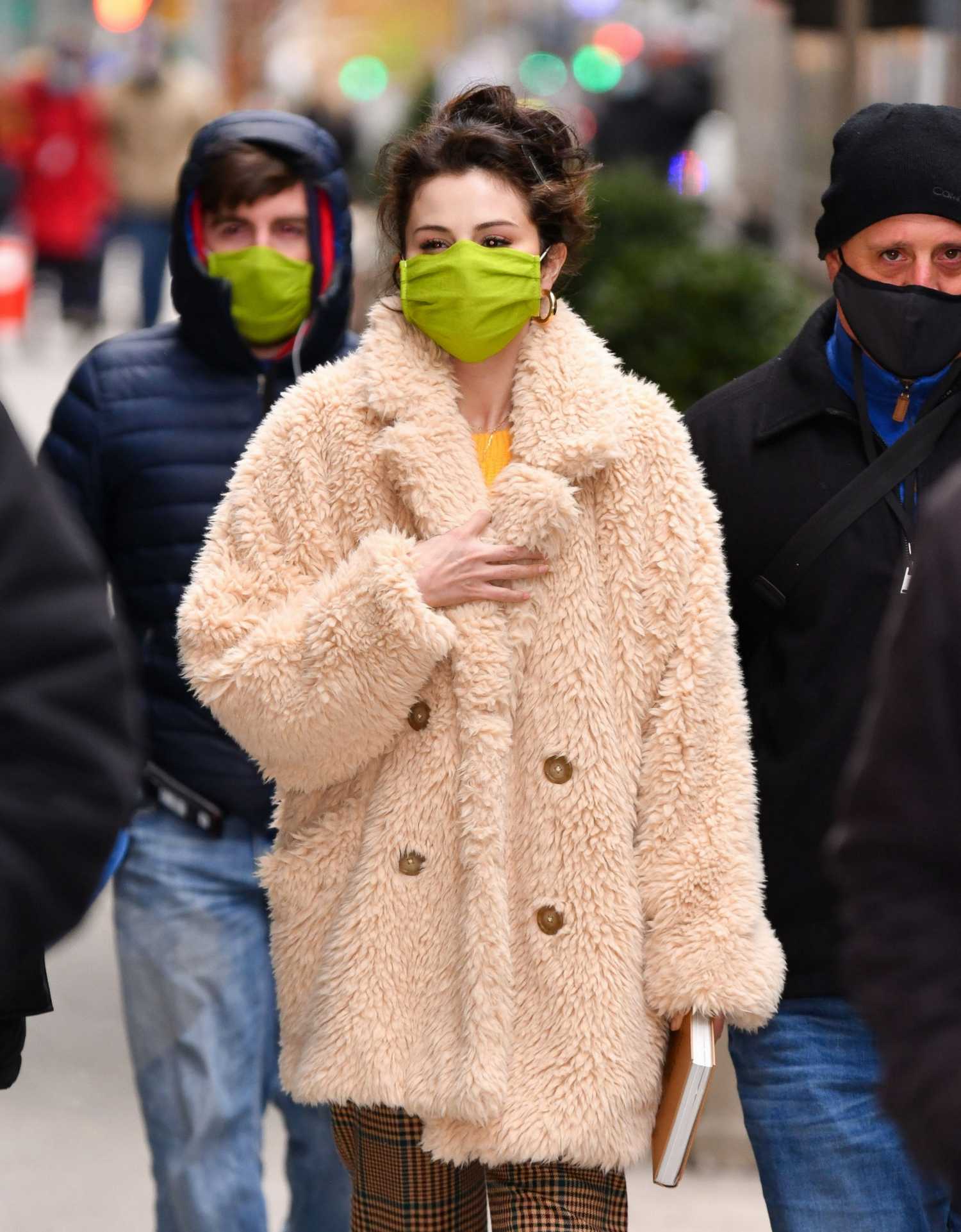 Selena_Gomez_-_Filming__Only_Murders_In_The_Building__in_New_York_December_82C_2020-13.jpg