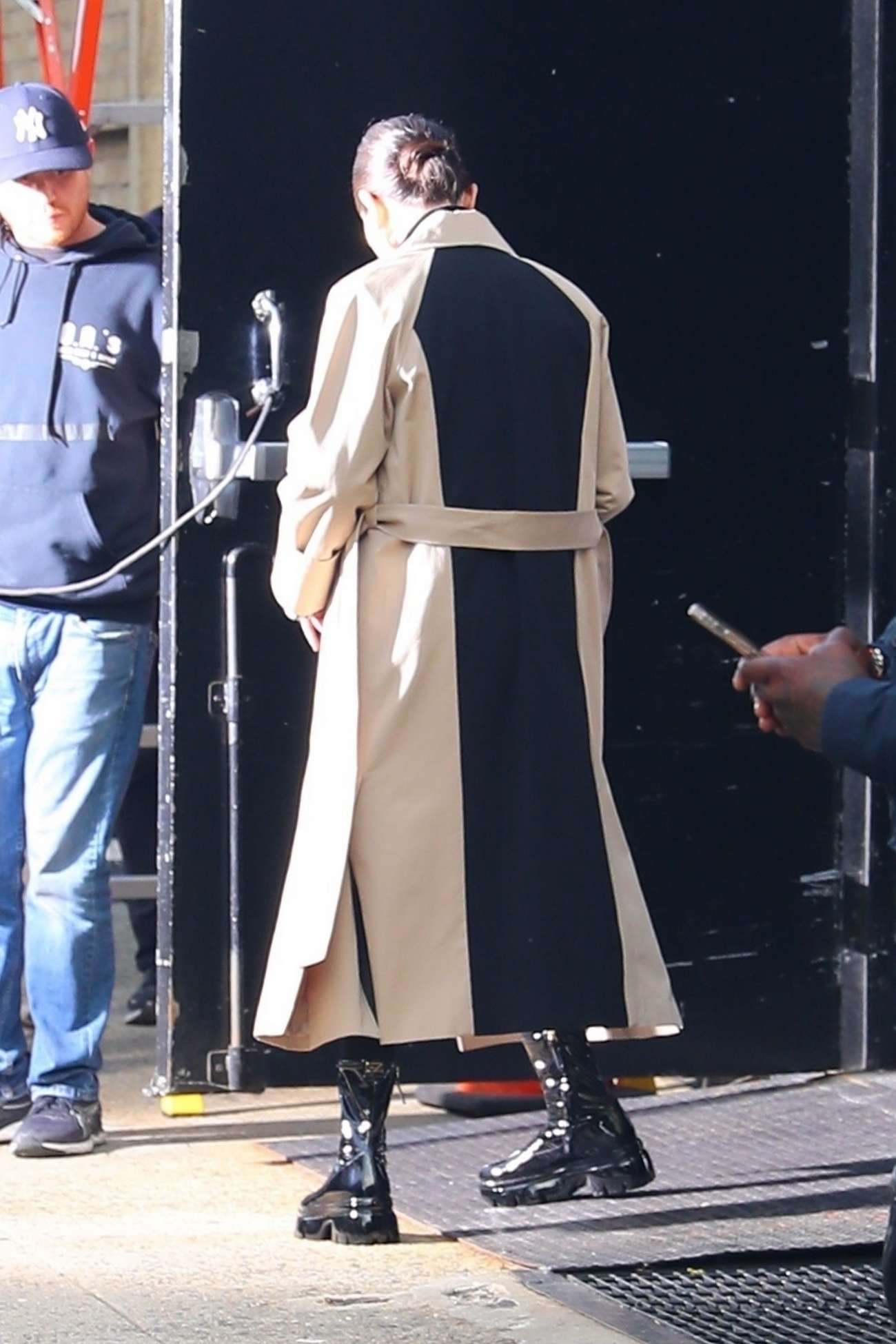Selena_Gomez_-_Filming__Only_Murders_in_the_Building__in_New_York_April_42C_202303.jpg
