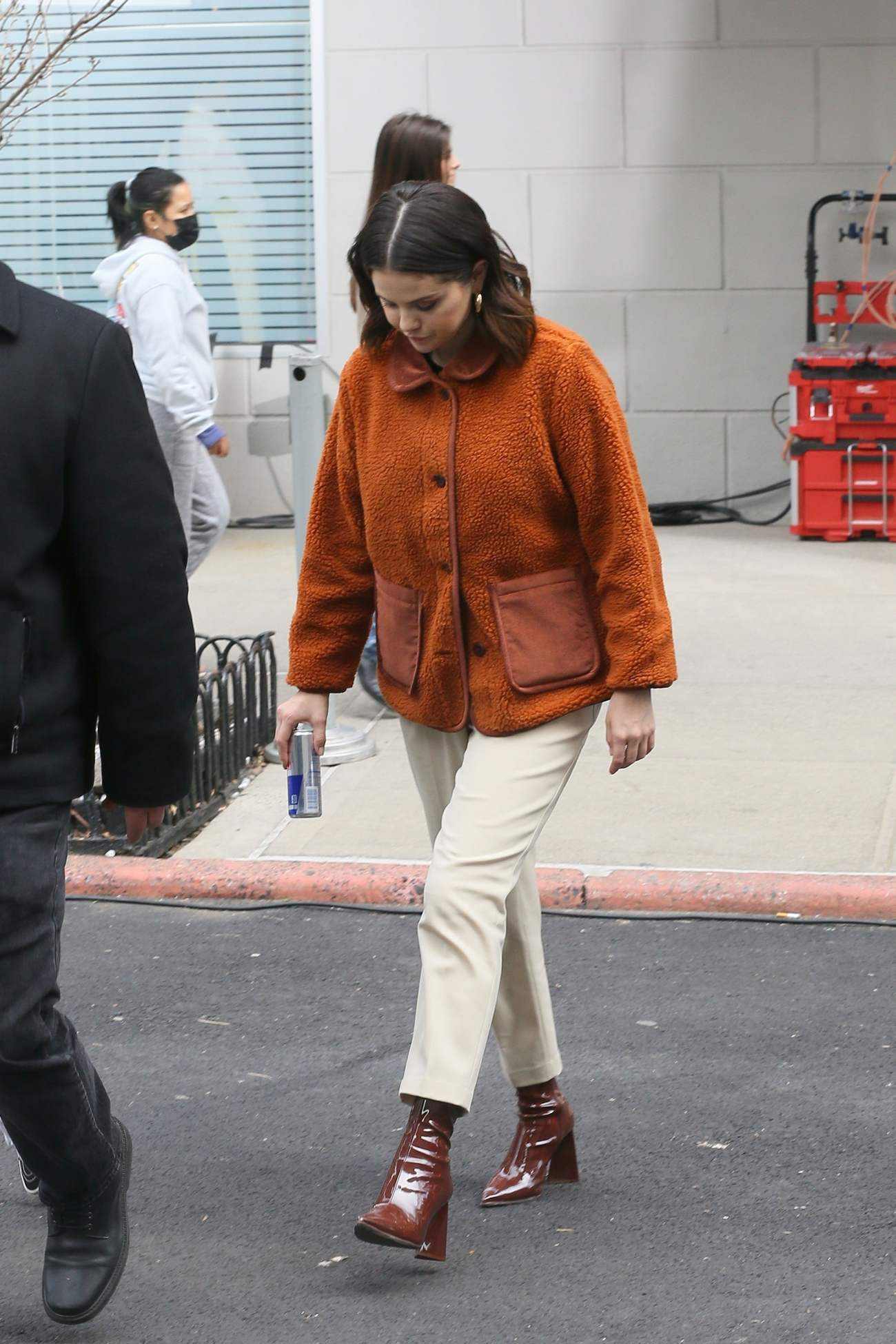 Selena_Gomez_-_Filming__Only_Murders_in_the_Building__in_New_York_March_232C_202202.jpg