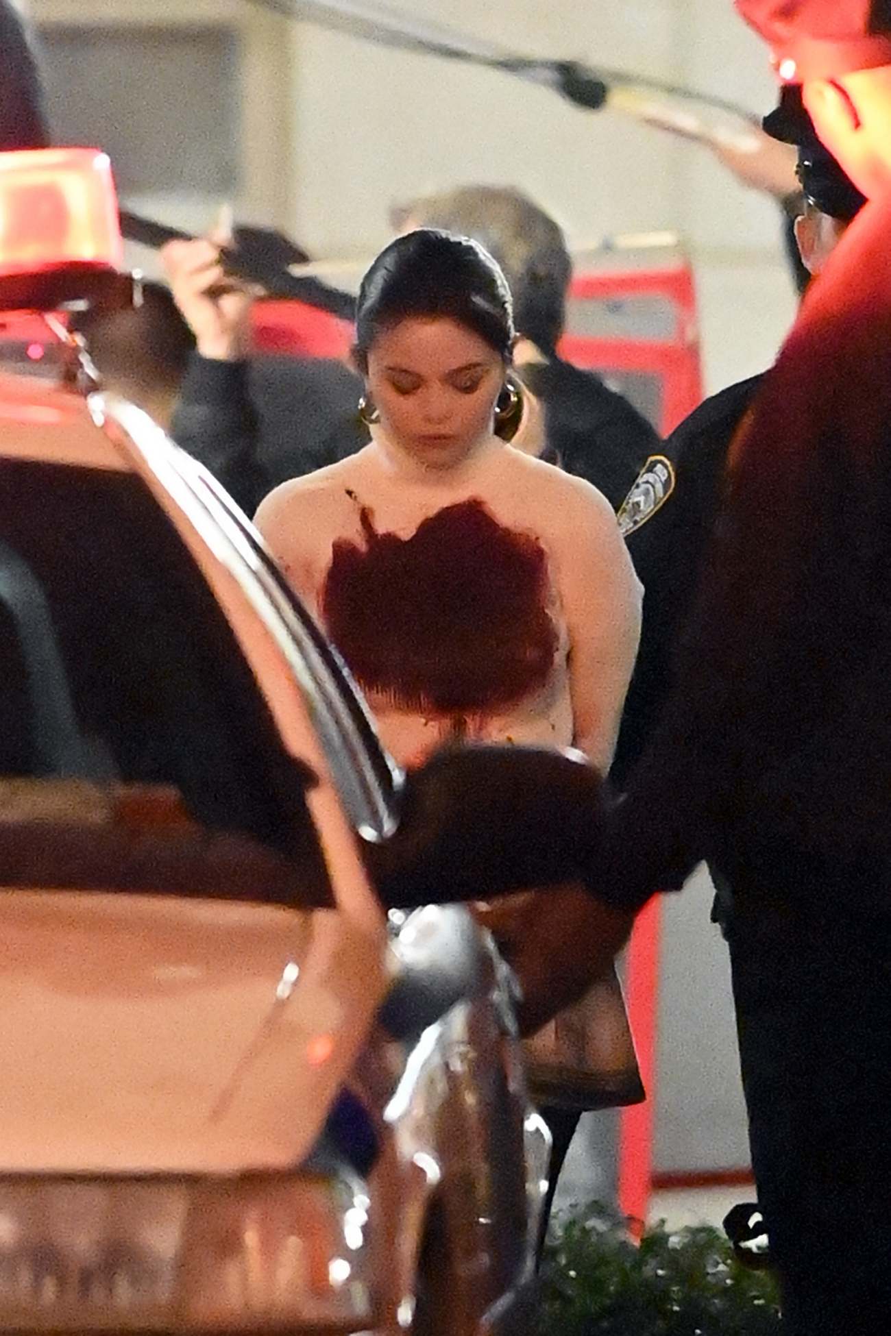 Selena_Gomez_-_Filming_scenes_for__Only_Murders_In_The_Building__in_New_York_April_102C_2021_02.jpg