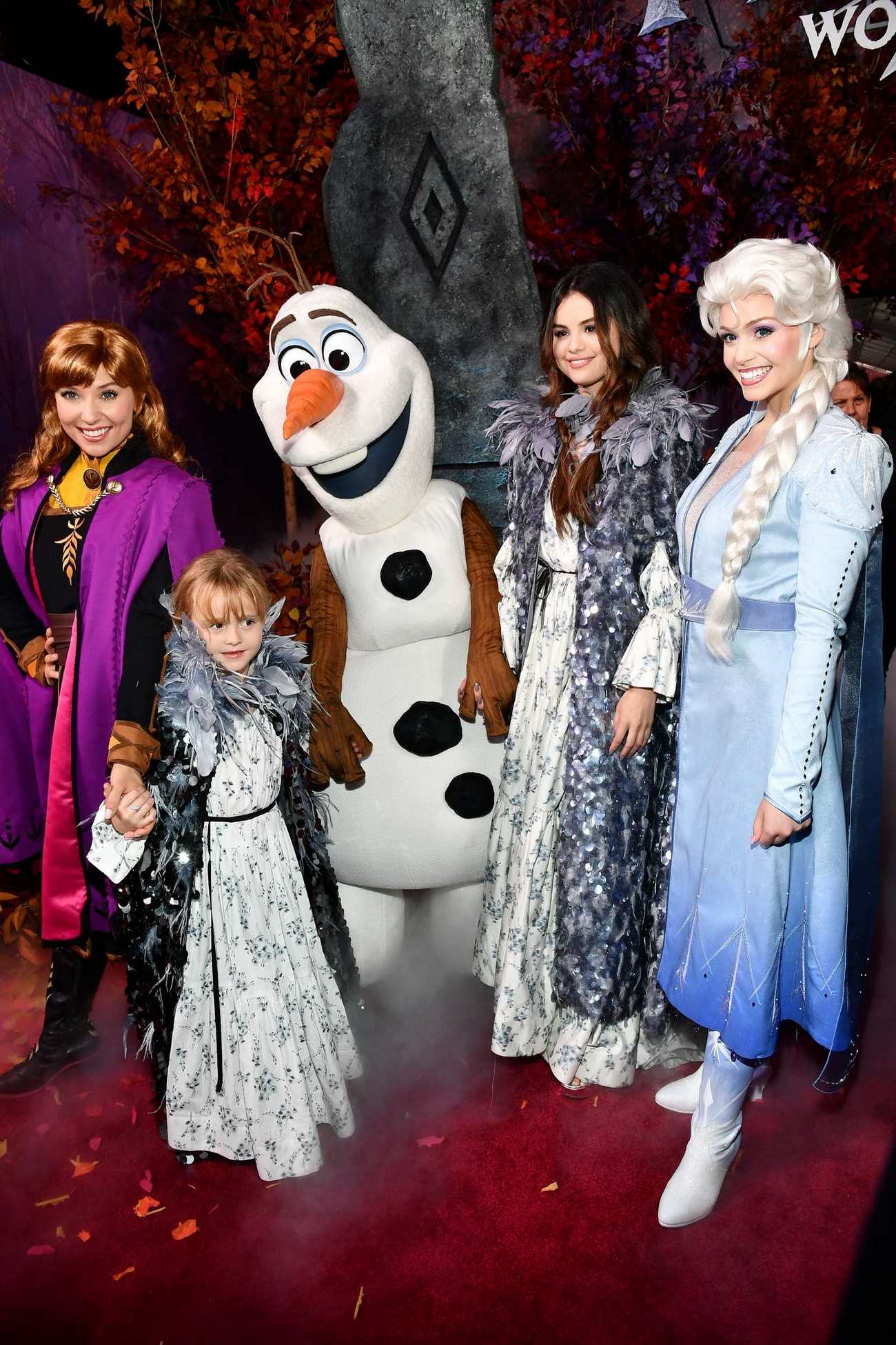 Selena_Gomez_-_Frozen_2_premiere_in_Hollywood_November_72C_2019-01.jpg