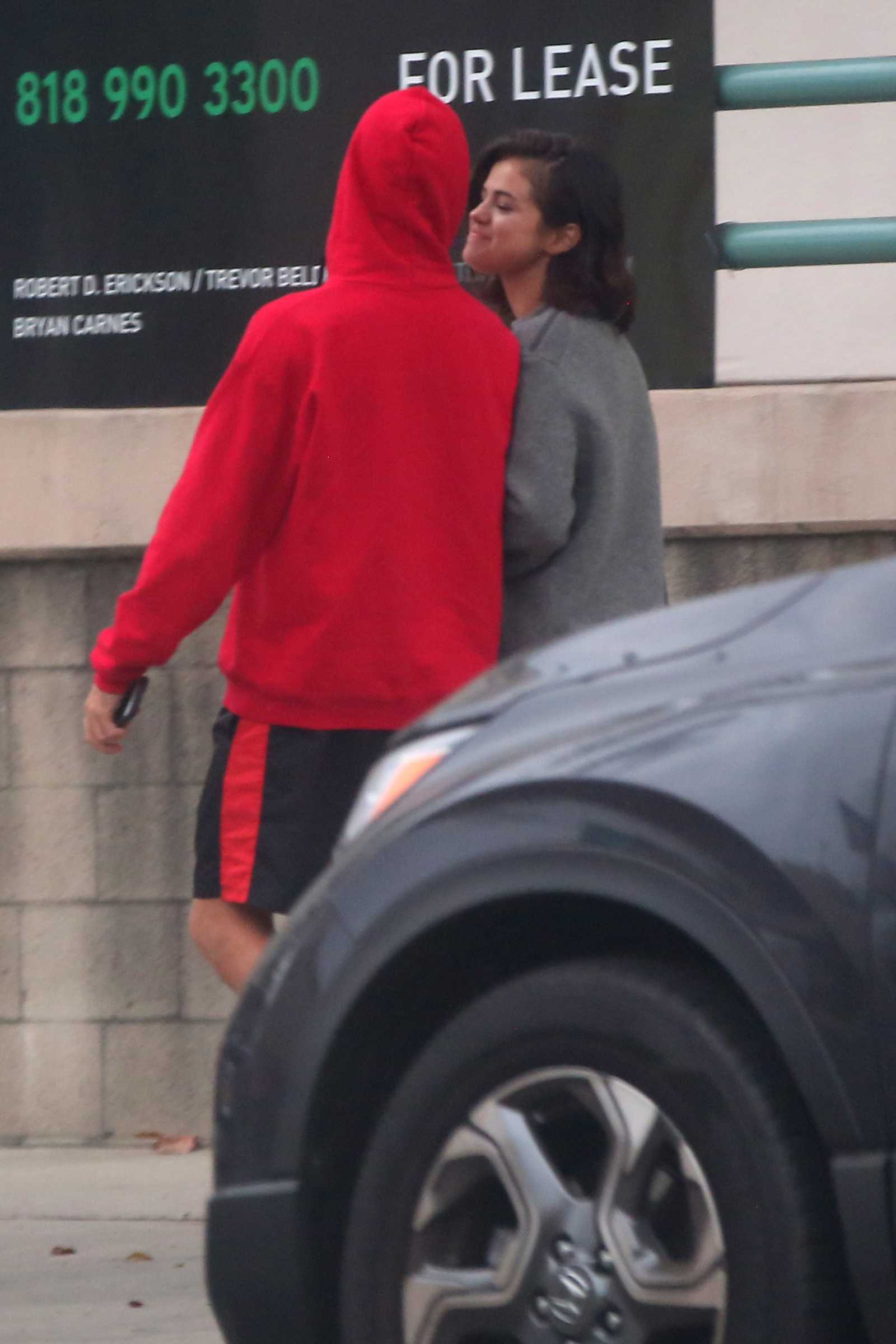 Selena_Gomez_-_Goes_for_a_walk_with_Justin_Bieber_in_LA_on_November_1-01.jpg
