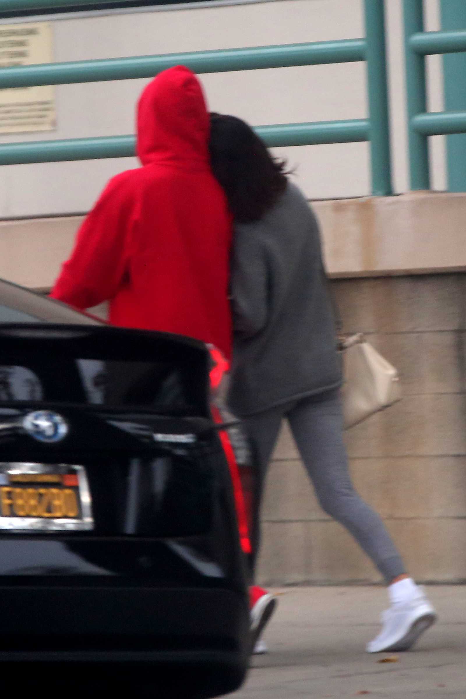 Selena_Gomez_-_Goes_for_a_walk_with_Justin_Bieber_in_LA_on_November_1-02.jpg