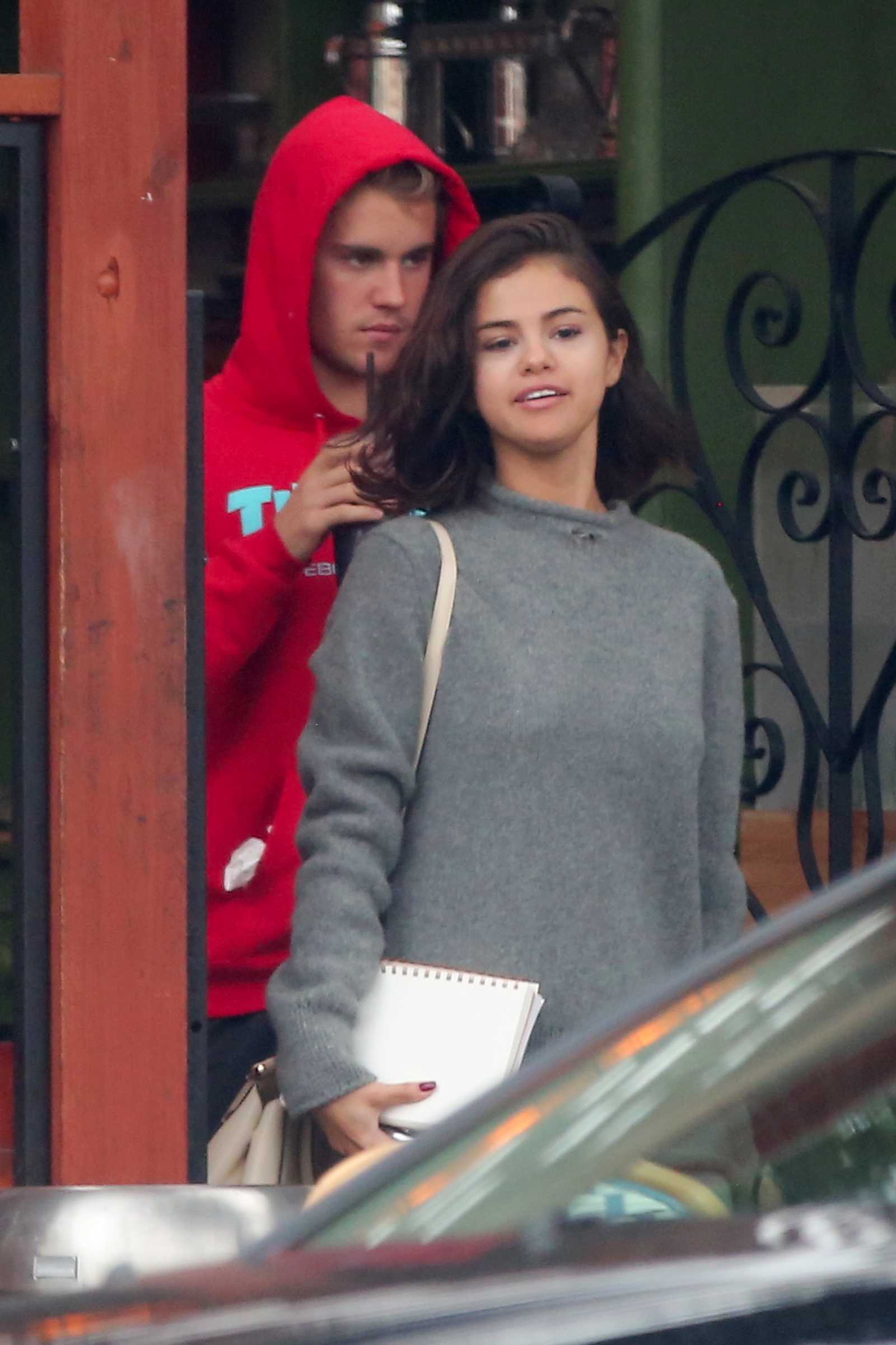 Selena_Gomez_-_Goes_for_a_walk_with_Justin_Bieber_in_LA_on_November_1-04.jpg
