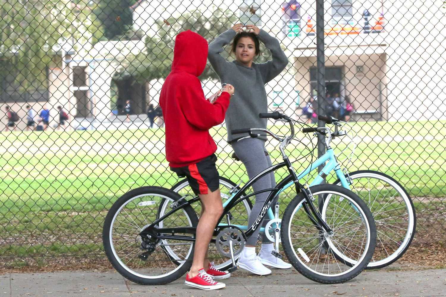 Selena_Gomez_-_Goes_on_a_bike_ride_with_Justin_Bieber_in_LA_on_November_1-04.jpg