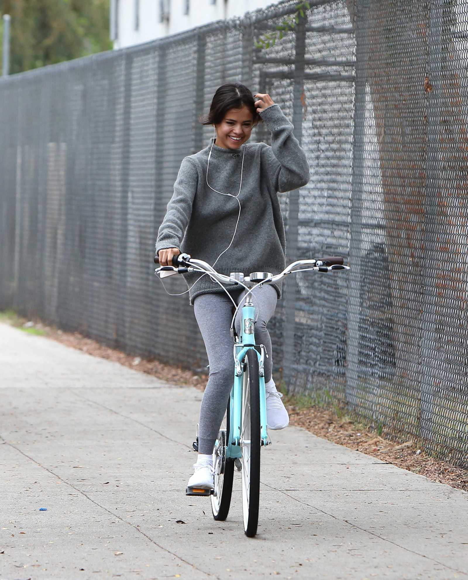Selena_Gomez_-_Goes_on_a_bike_ride_with_Justin_Bieber_in_LA_on_November_1-08.jpg