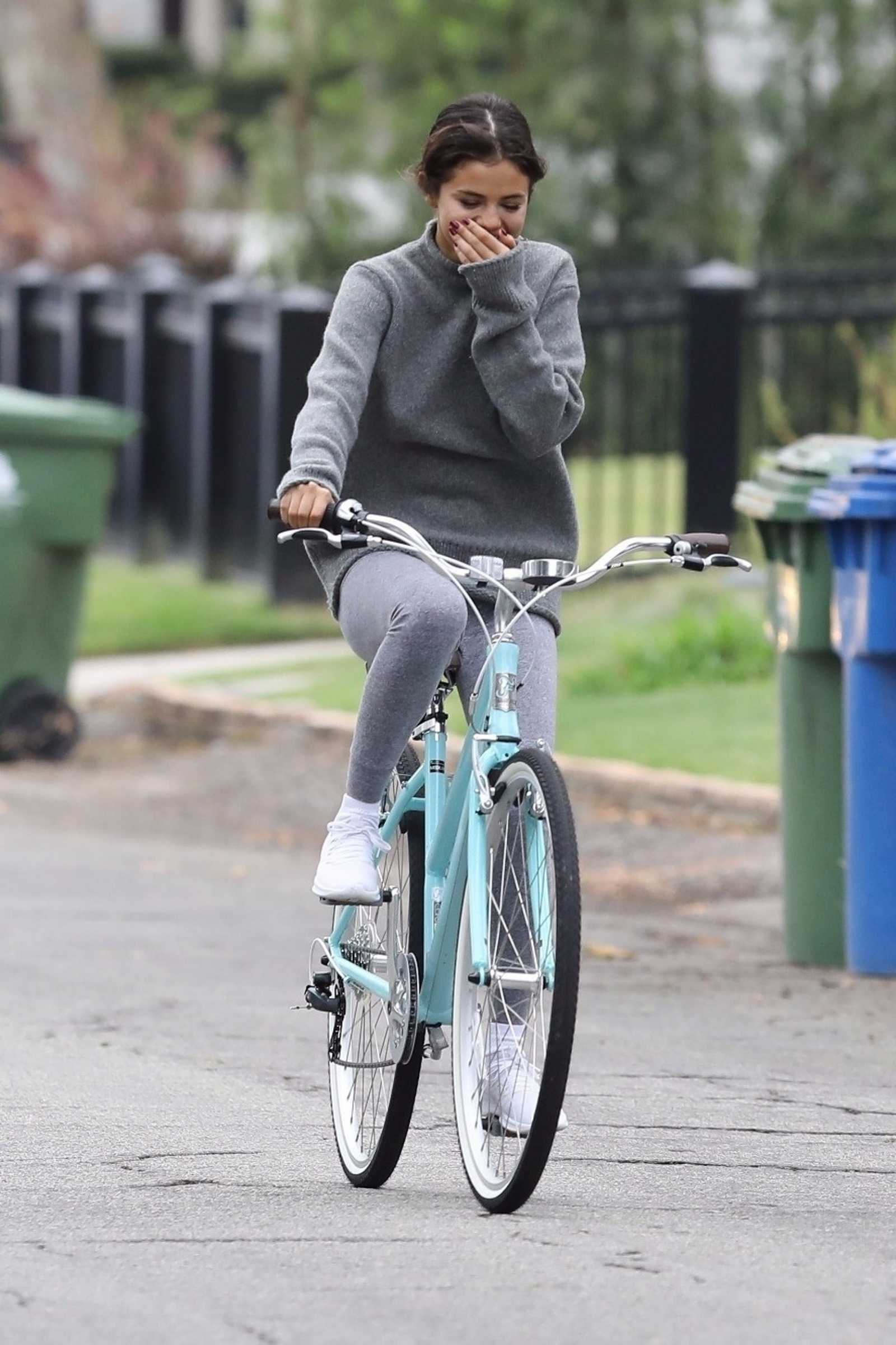 Selena_Gomez_-_Goes_on_a_bike_ride_with_Justin_Bieber_in_LA_on_November_1-14.jpg