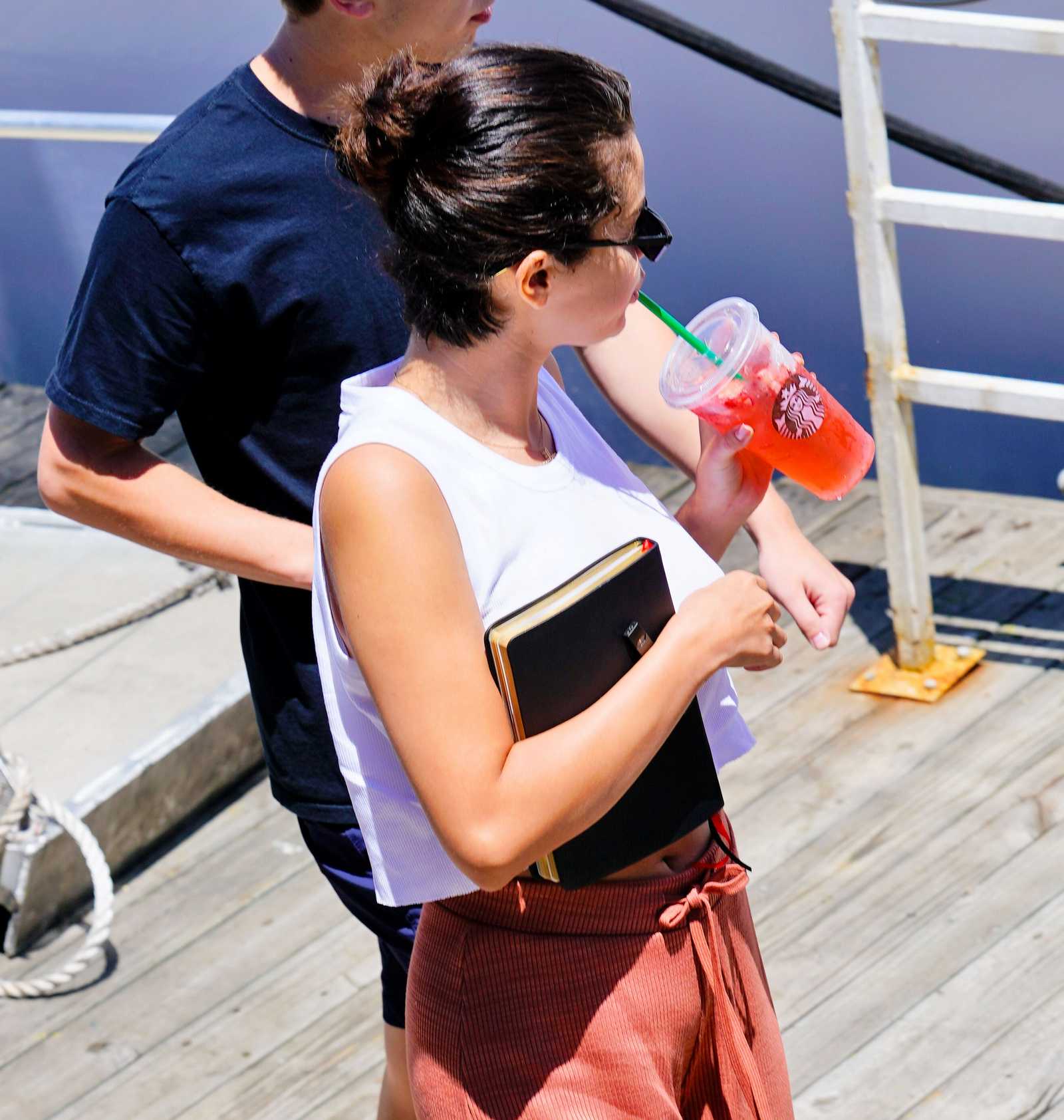 Selena_Gomez_-_Goes_on_a_yacht_with_her_best_friends_in_New_York_on_July_82C_2018-03.jpg