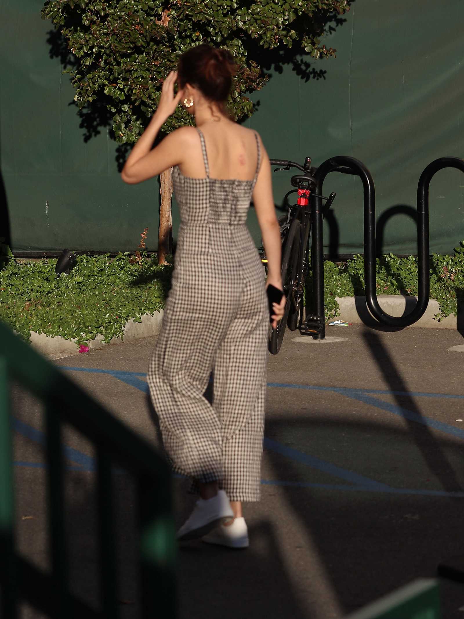 Selena_Gomez_-_Goes_to_pilates_and_AMA_rehearsals_in_LA_on_November_8-03.jpg
