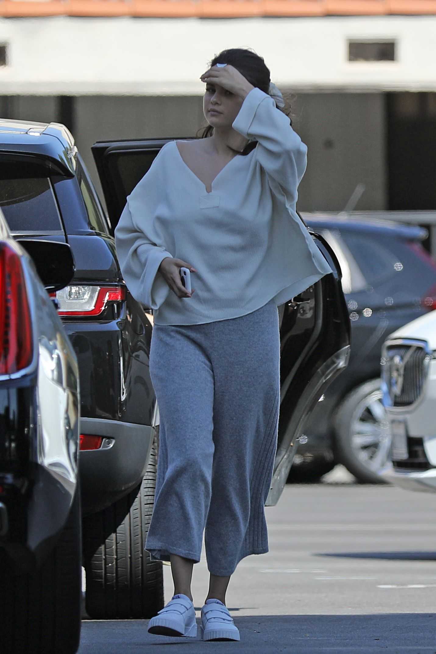 Selena_Gomez_-_Going_jewelry_shopping_at_XIV_Karats_in_Beverly_Hills_August_62C_2019-03.jpg