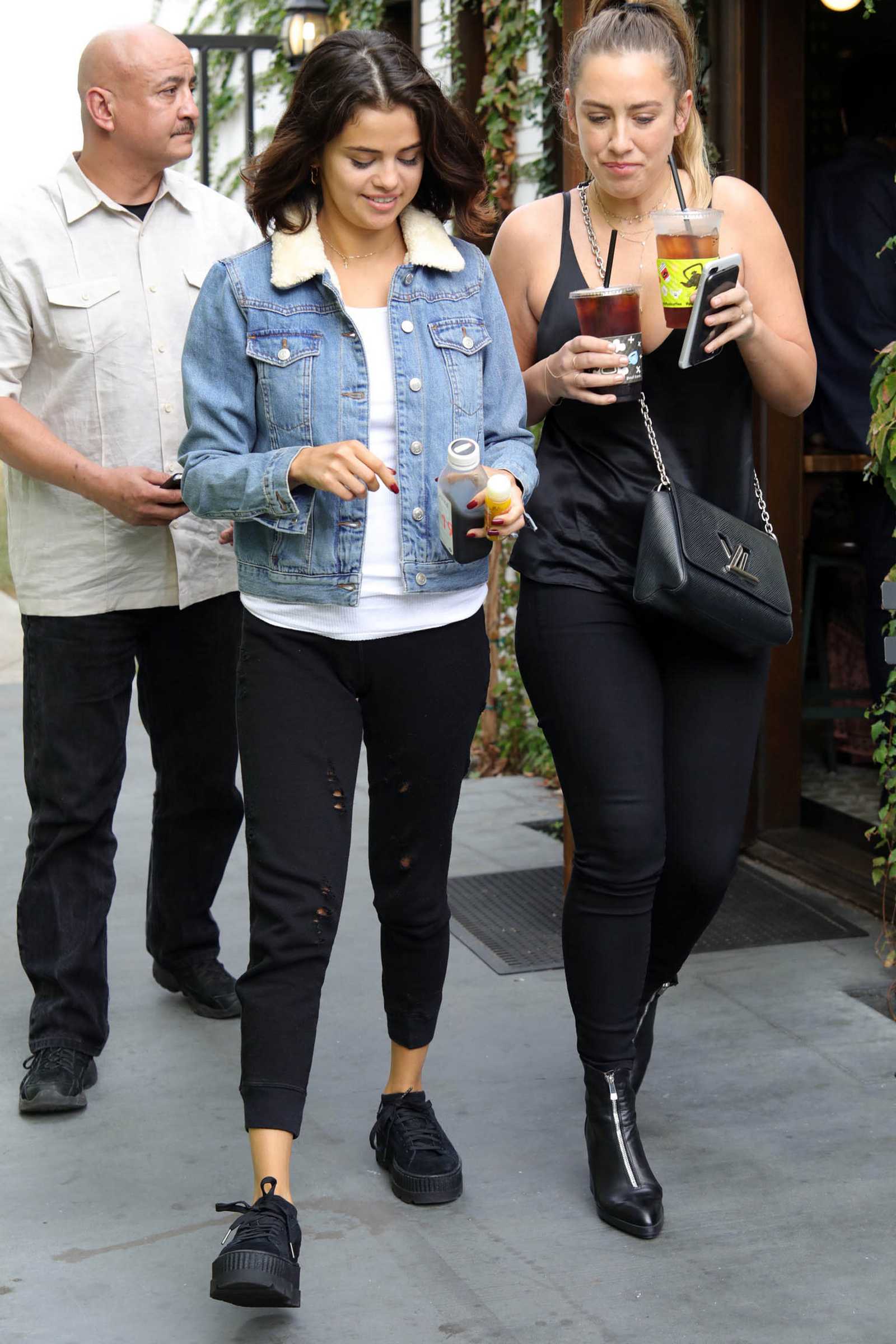 Selena_Gomez_-_Grabbing_an_ice_tea_with_a_friend_at_Alfred_Coffee_in_Studio_City2C_CA_on_November_2-08.jpg