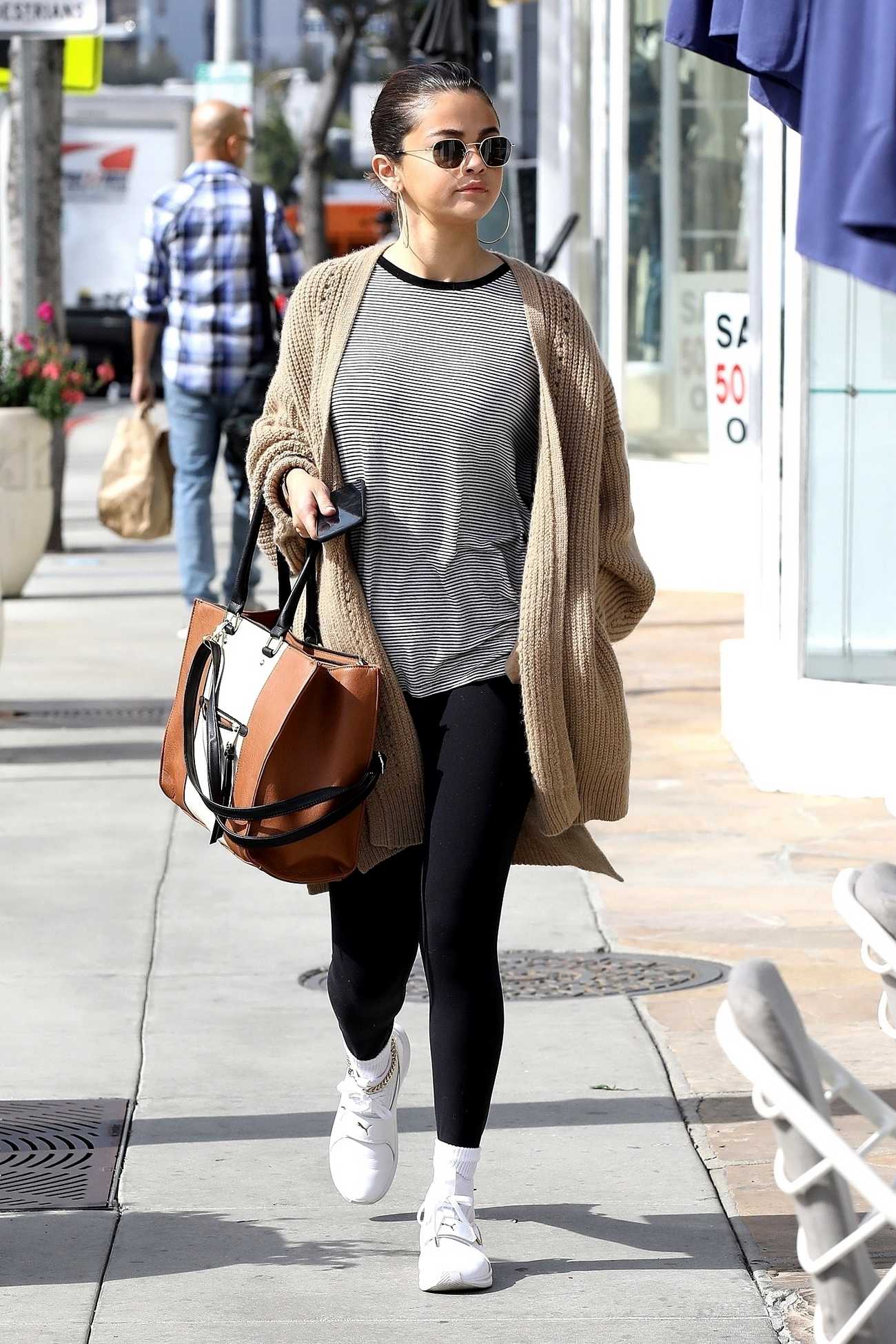Selena_Gomez_-_Grabs_a_late_breakfast_in_Hollywood2C_CA_on_March_82C_2018-04.jpg