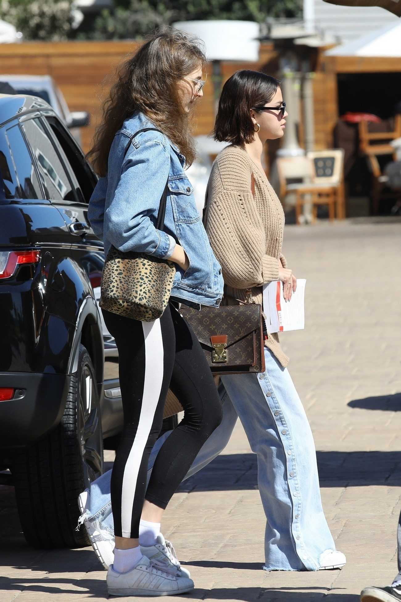 Selena_Gomez_-_Grabs_lunch_at_Nobu_with_a_friend_in_Malibu2C_CA_on_March_152C_2018-02.jpg