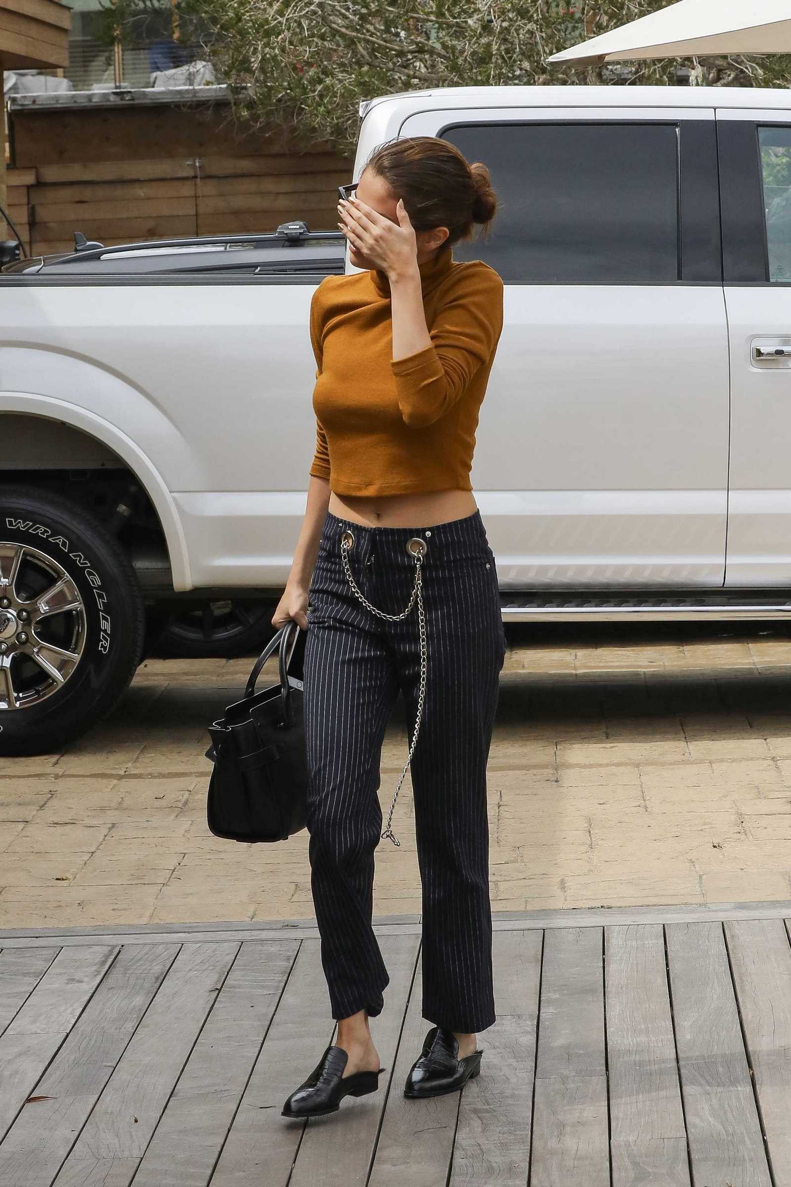 Selena_Gomez_-_Has_lunch_with_friends_at_Soho_House_in_Malibu_on_March_22-18.jpg