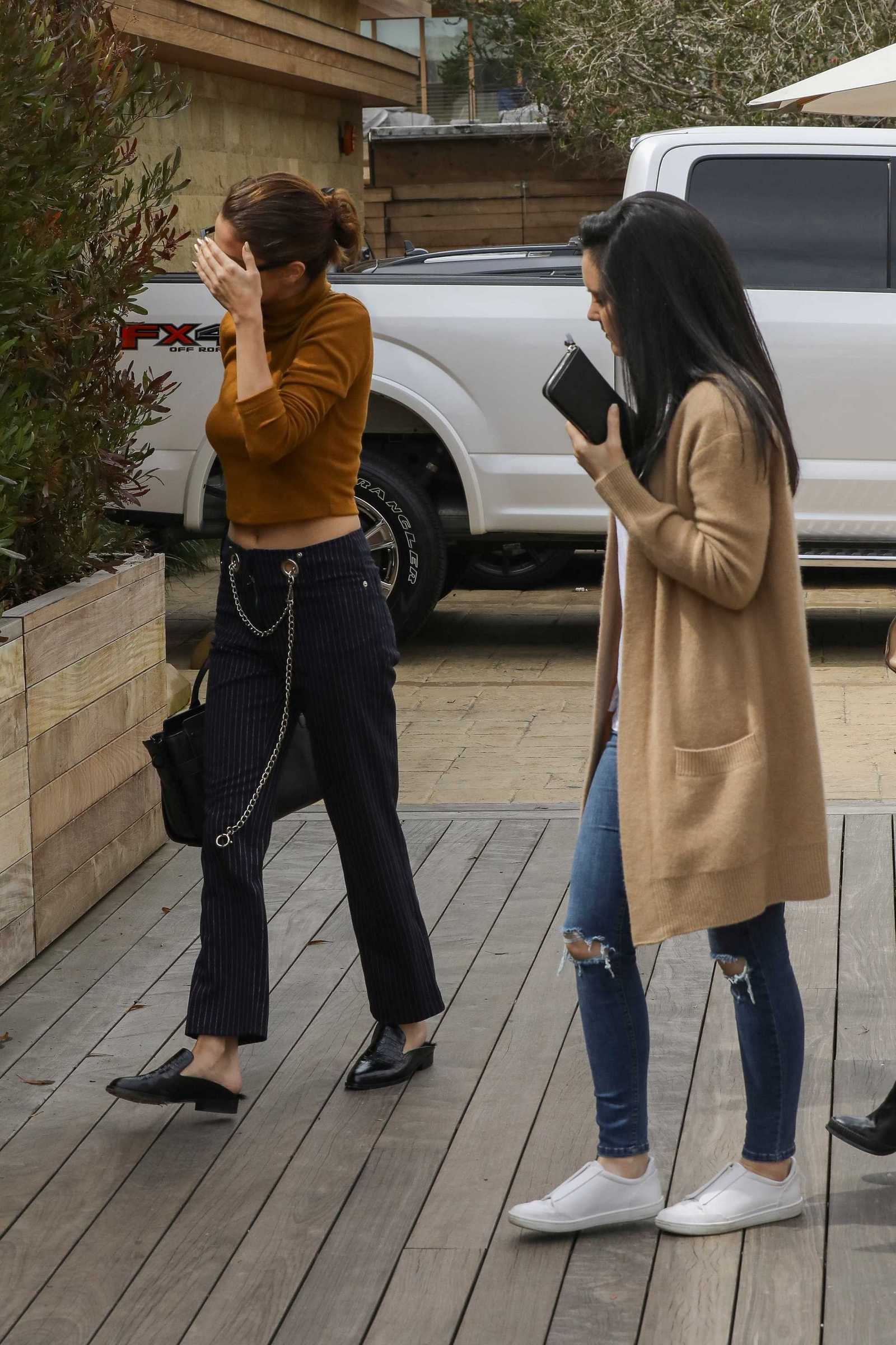 Selena_Gomez_-_Has_lunch_with_friends_at_Soho_House_in_Malibu_on_March_22-19.jpg