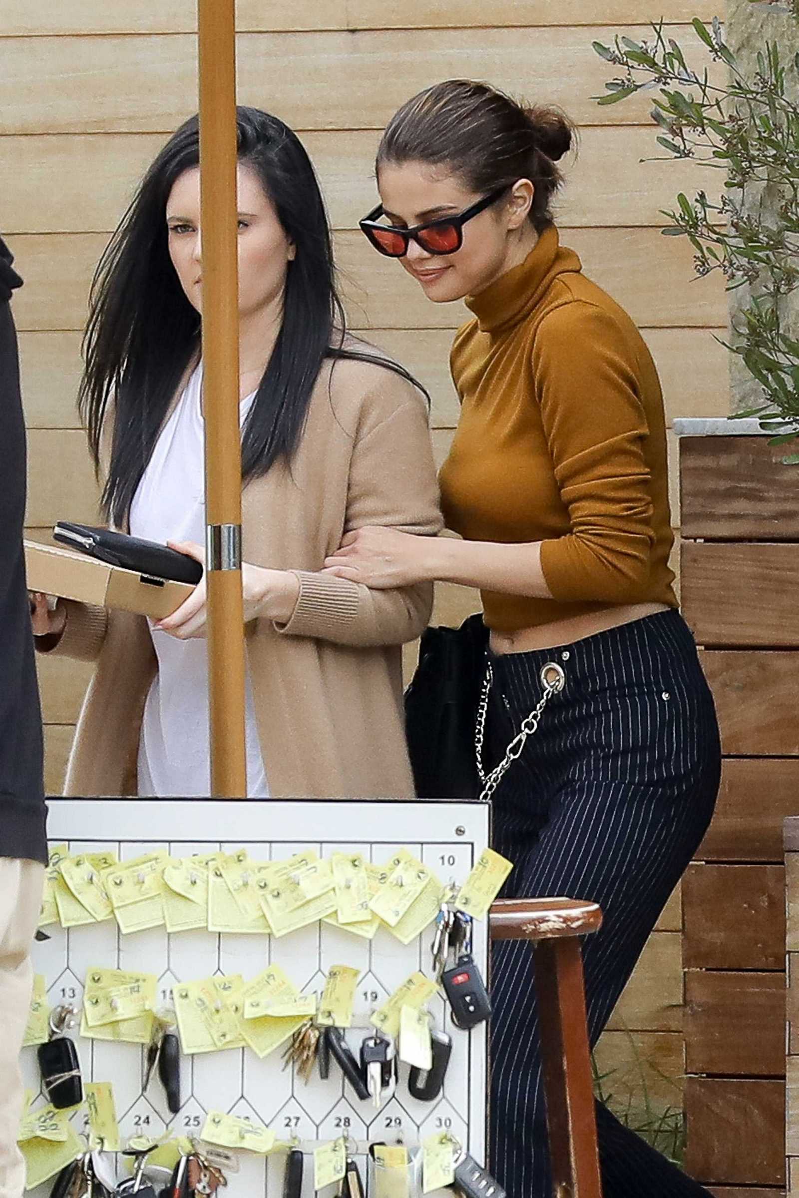 Selena_Gomez_-_Has_lunch_with_friends_at_Soho_House_in_Malibu_on_March_22-24.jpg