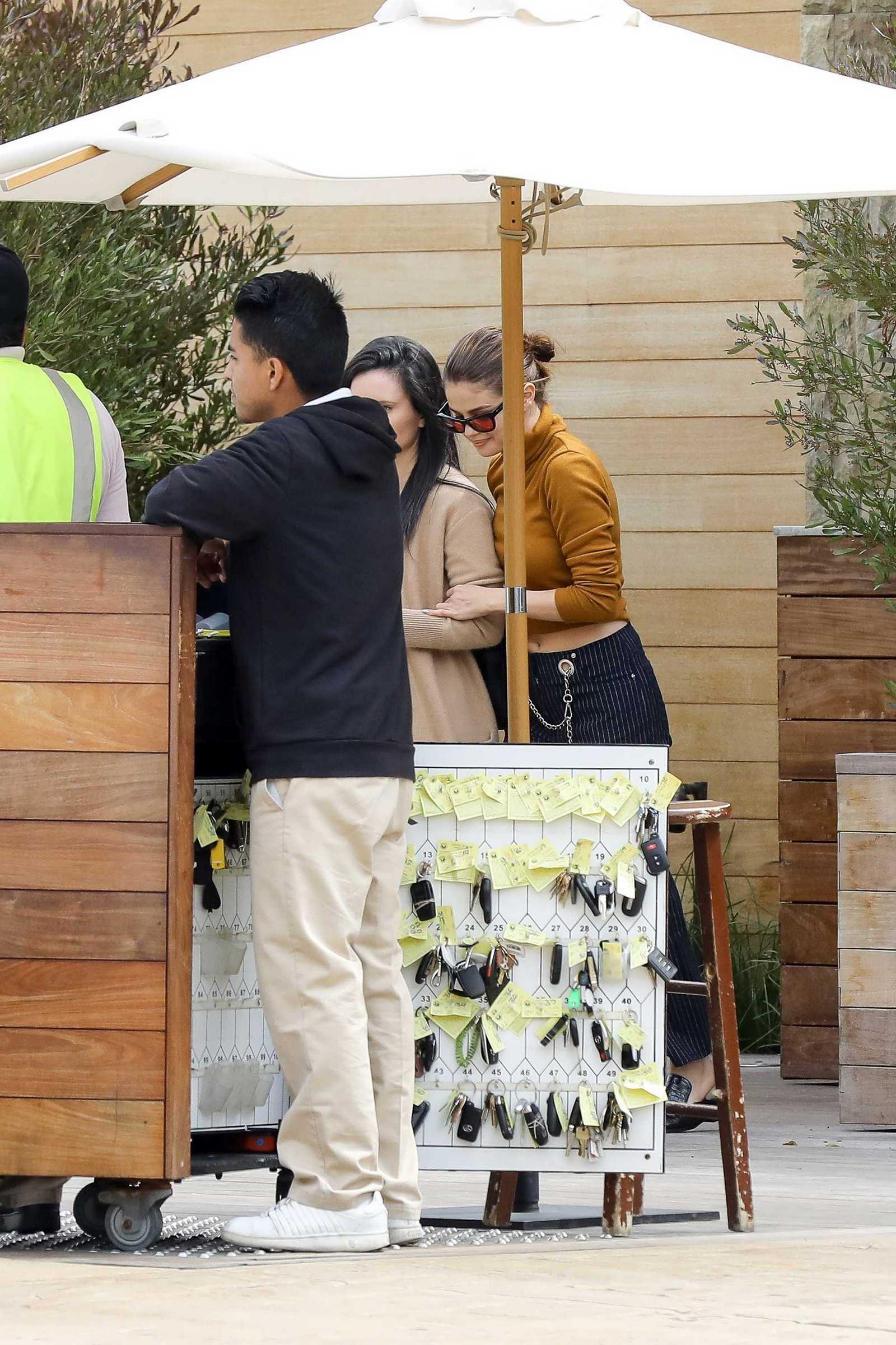 Selena_Gomez_-_Has_lunch_with_friends_at_Soho_House_in_Malibu_on_March_22-26.jpg