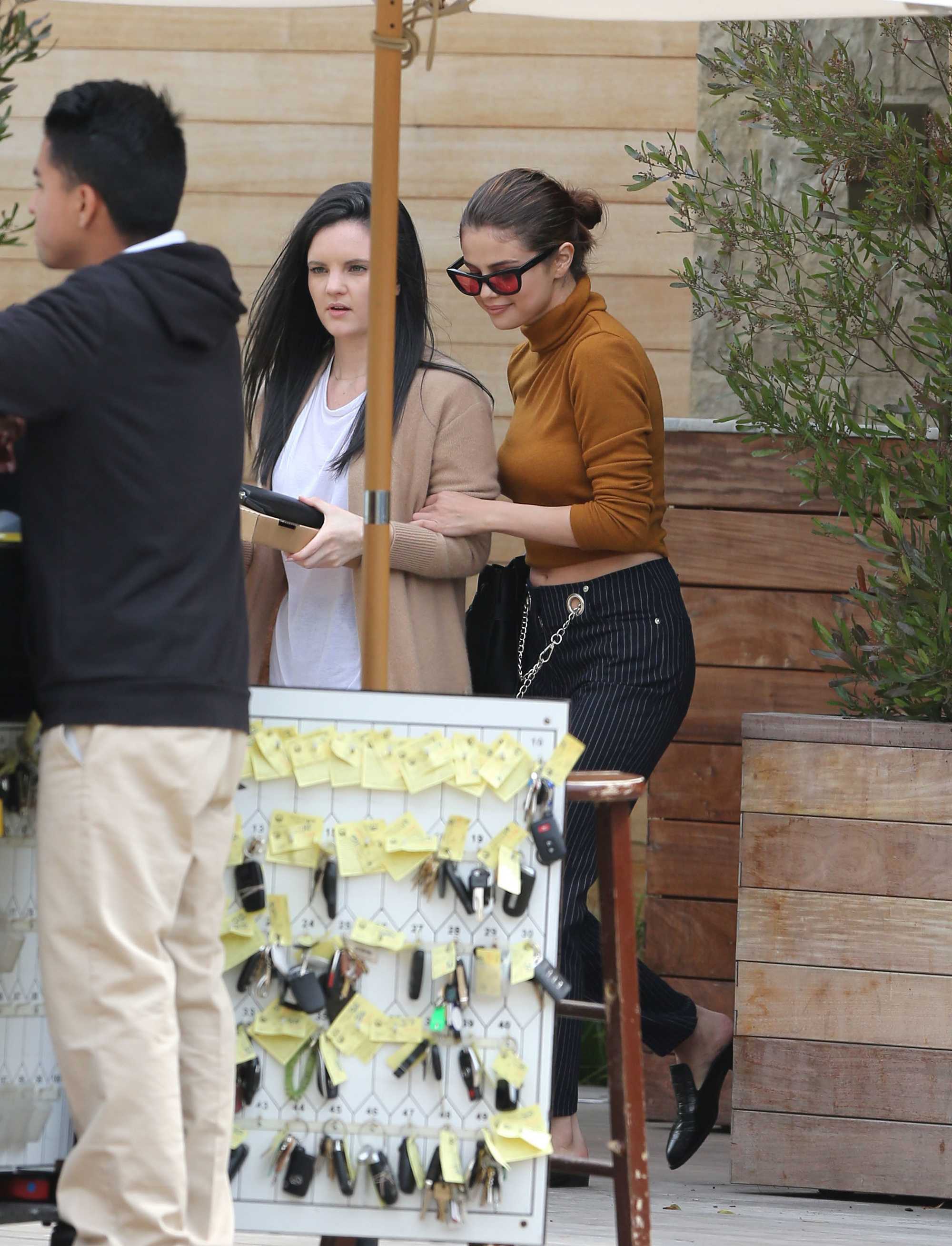 Selena_Gomez_-_Has_lunch_with_friends_at_Soho_House_in_Malibu_on_March_22-27.jpg