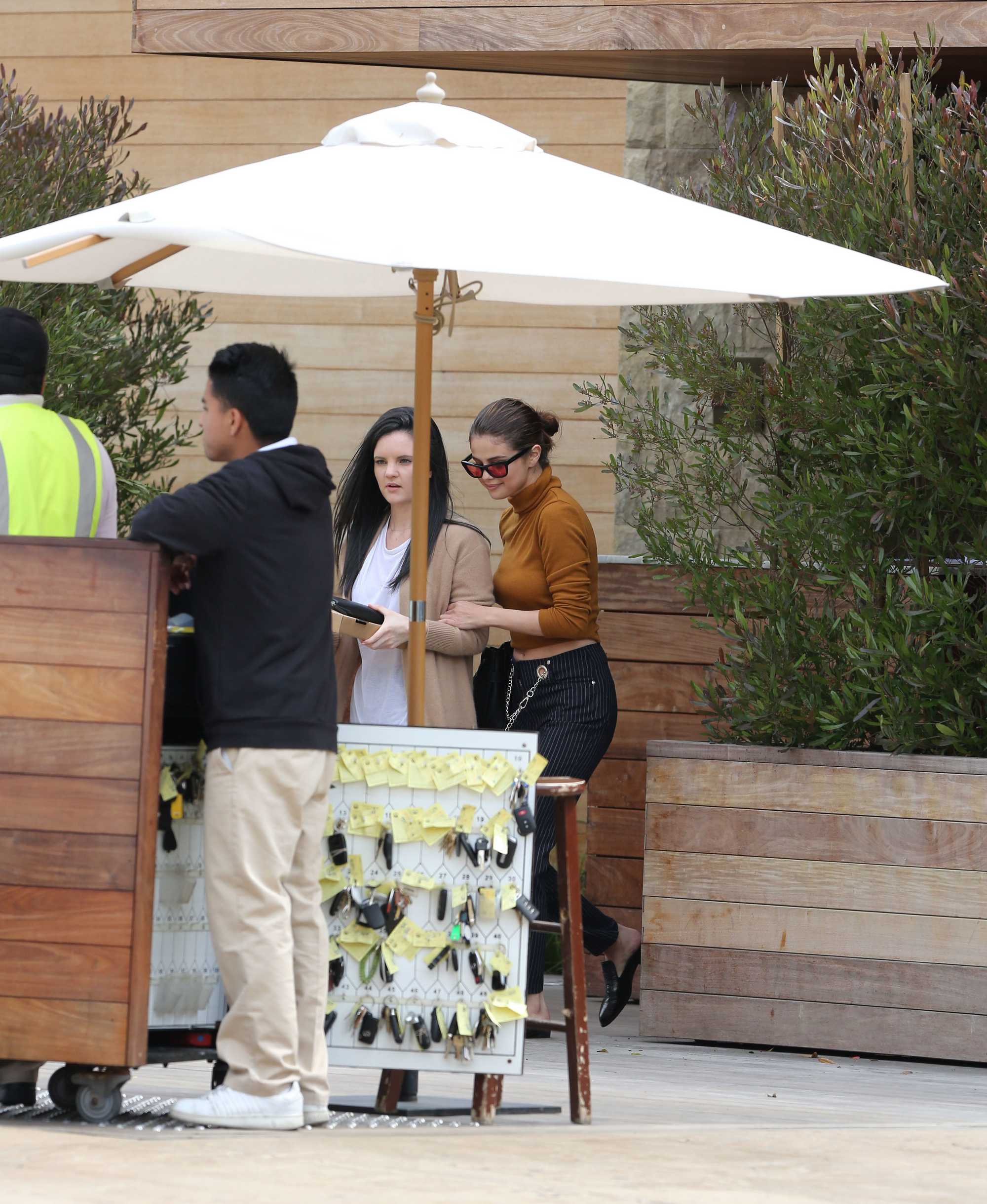 Selena_Gomez_-_Has_lunch_with_friends_at_Soho_House_in_Malibu_on_March_22-29.jpg