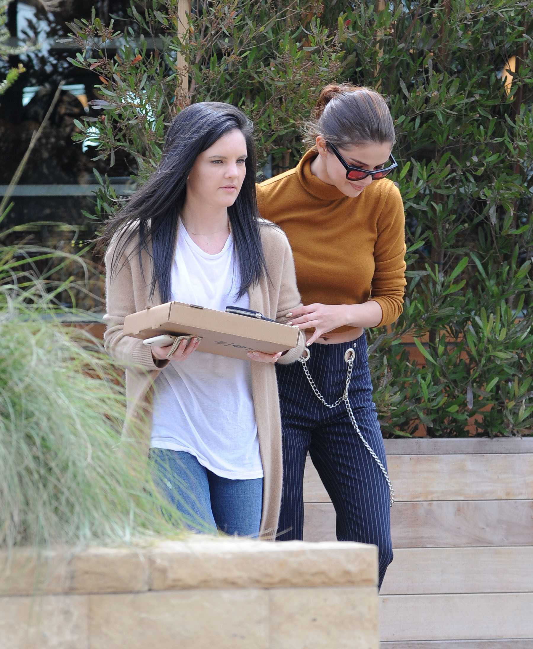 Selena_Gomez_-_Has_lunch_with_friends_at_Soho_House_in_Malibu_on_March_22-32.jpg